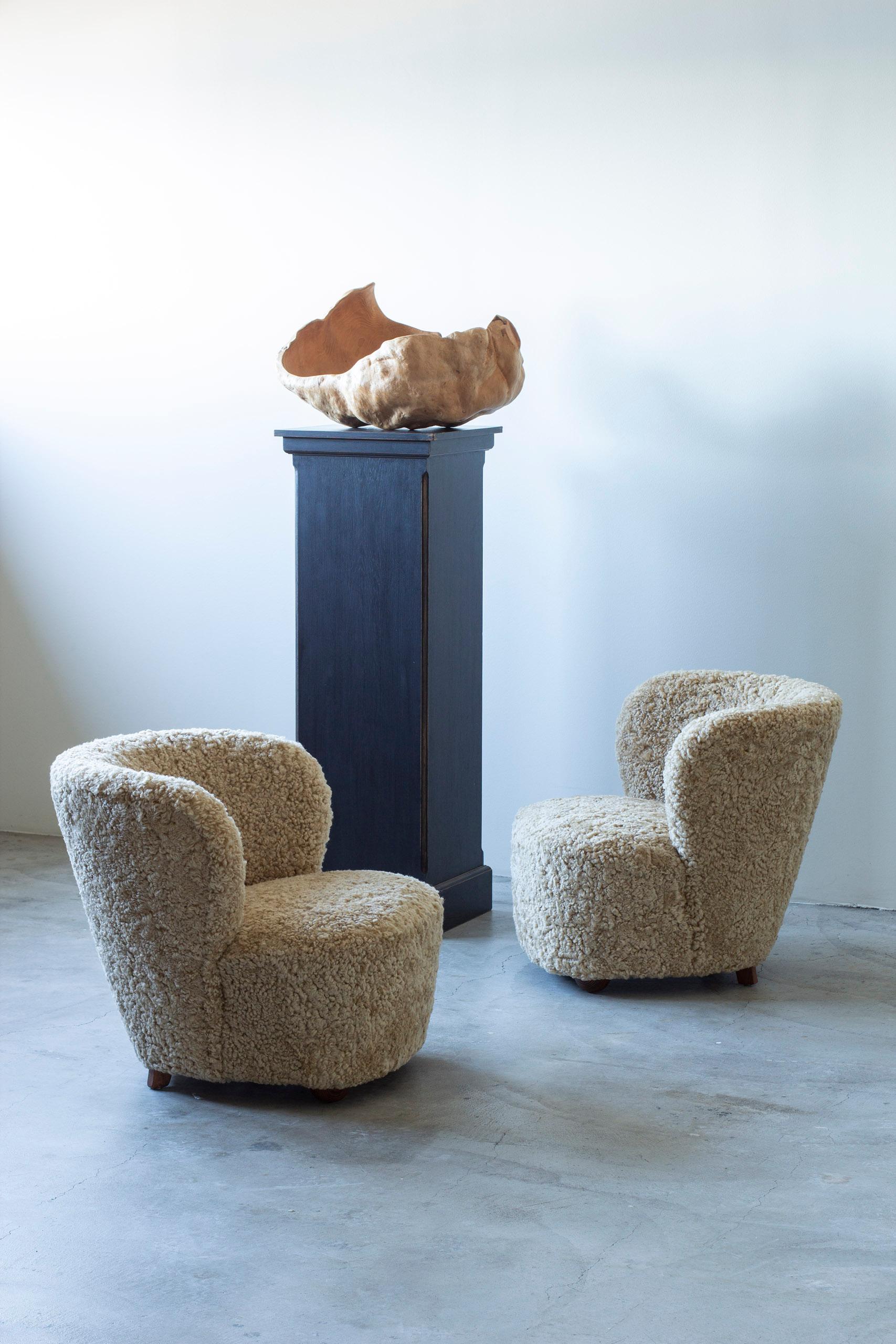 Paire de chaises en peau de mouton à la manière de Viggo Boesen, danoise moderne, années 1940 en vente 3