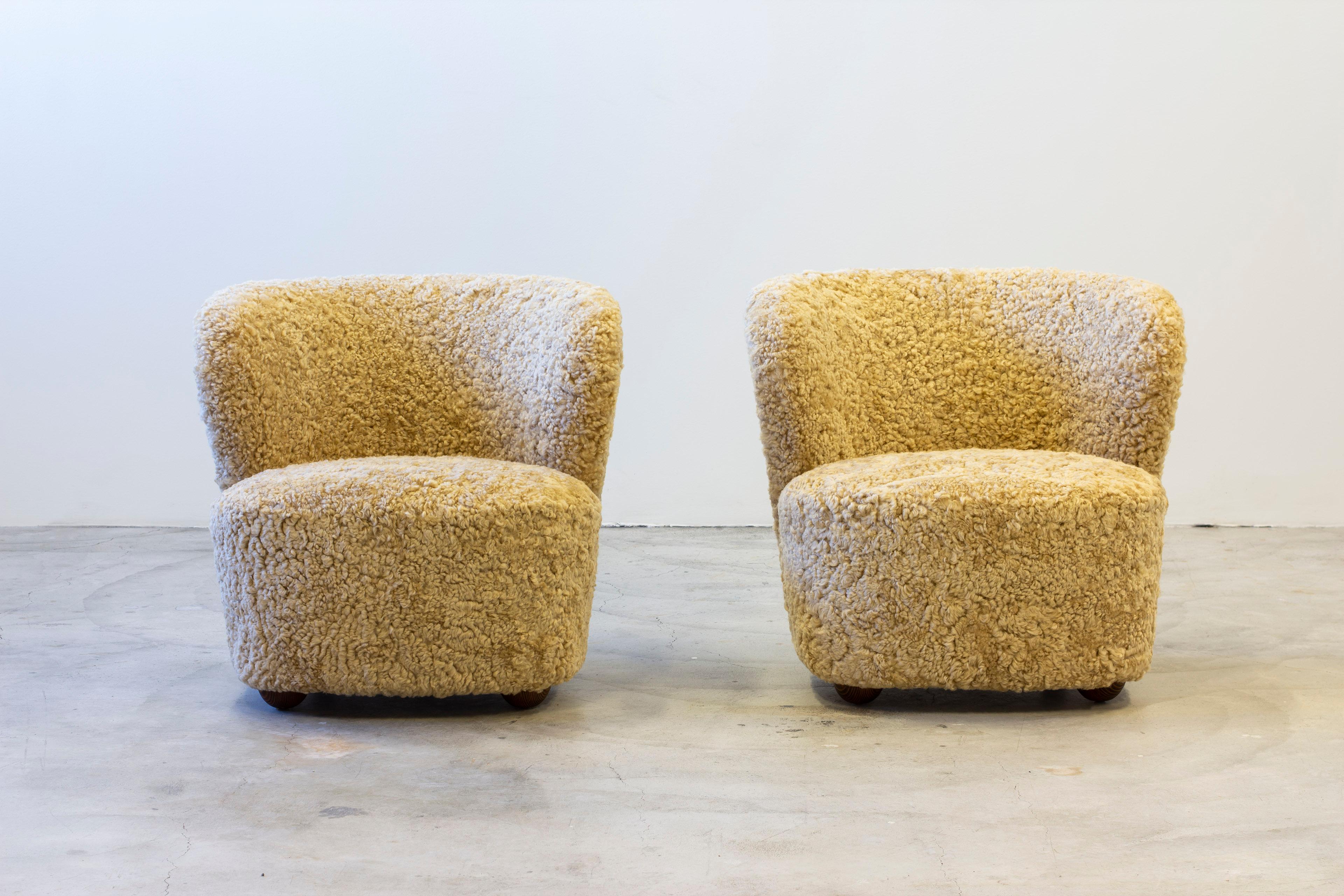 Pair of sheepskin chairs in the manner of Viggo Boesen, Danish modern, 1940s In Good Condition For Sale In Hägersten, SE