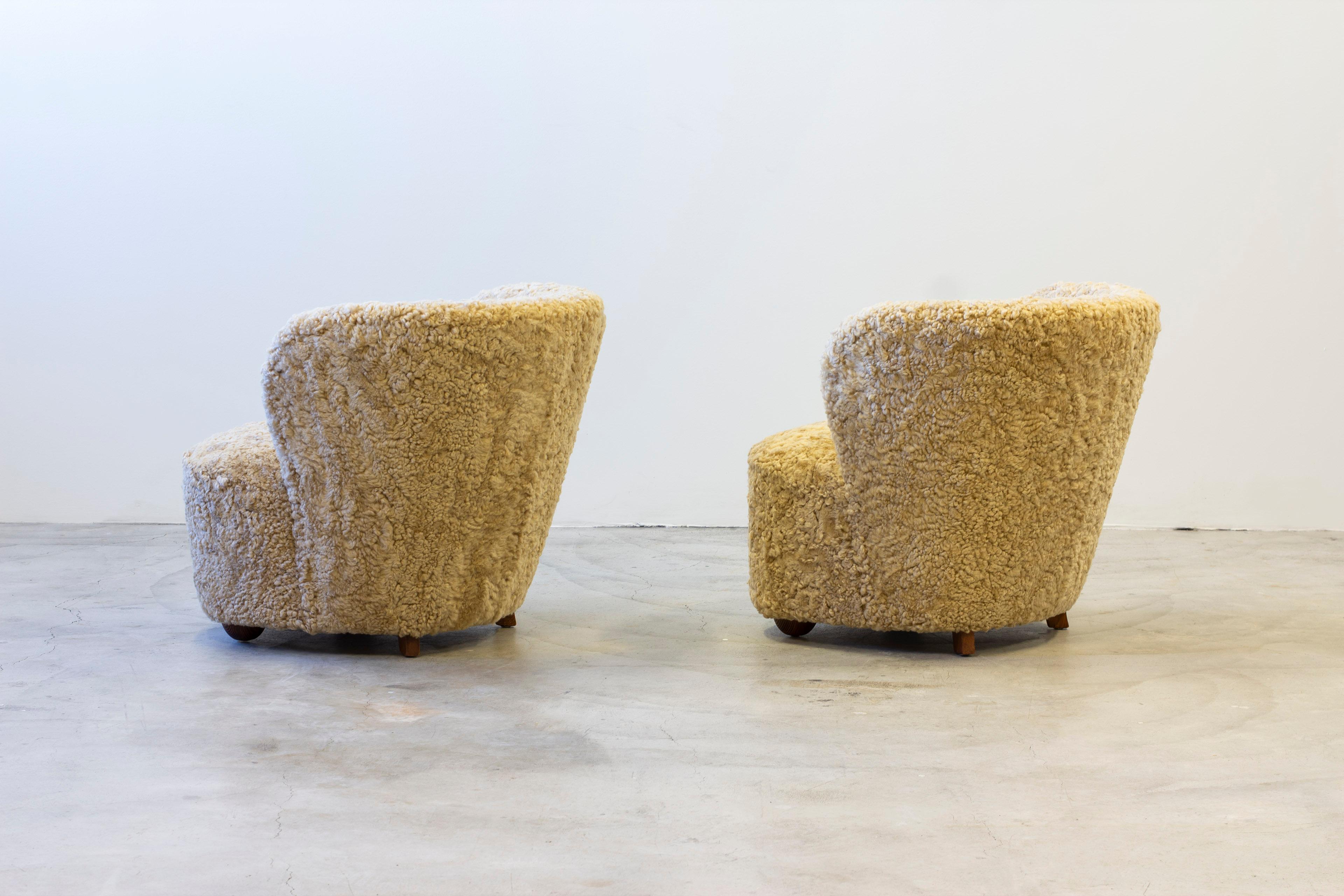 Milieu du XXe siècle Paire de chaises en peau de mouton à la manière de Viggo Boesen, danoise moderne, années 1940 en vente