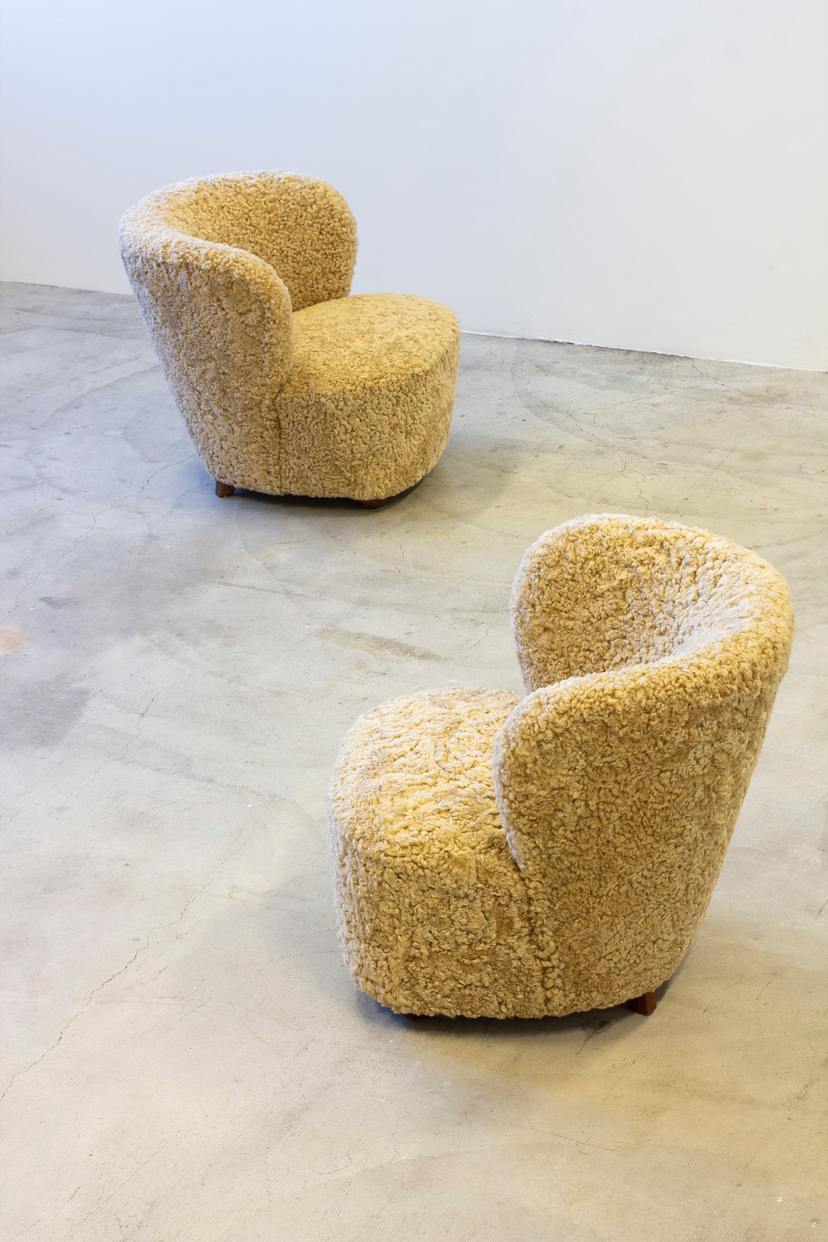 Pair of sheepskin chairs in the manner of Viggo Boesen, Danish modern, 1940s For Sale 1
