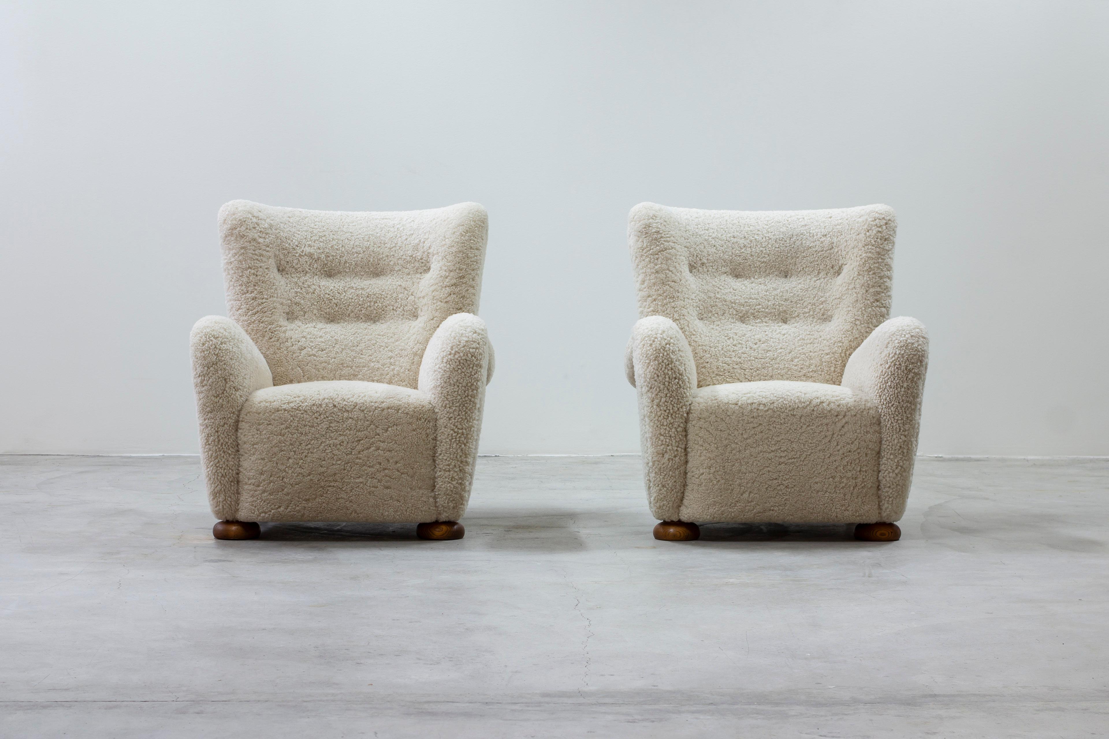 Scandinave moderne Paire de chaises longues en peau de mouton à la manière de Märta Blomstedt, DANEMARK, années 1940 en vente