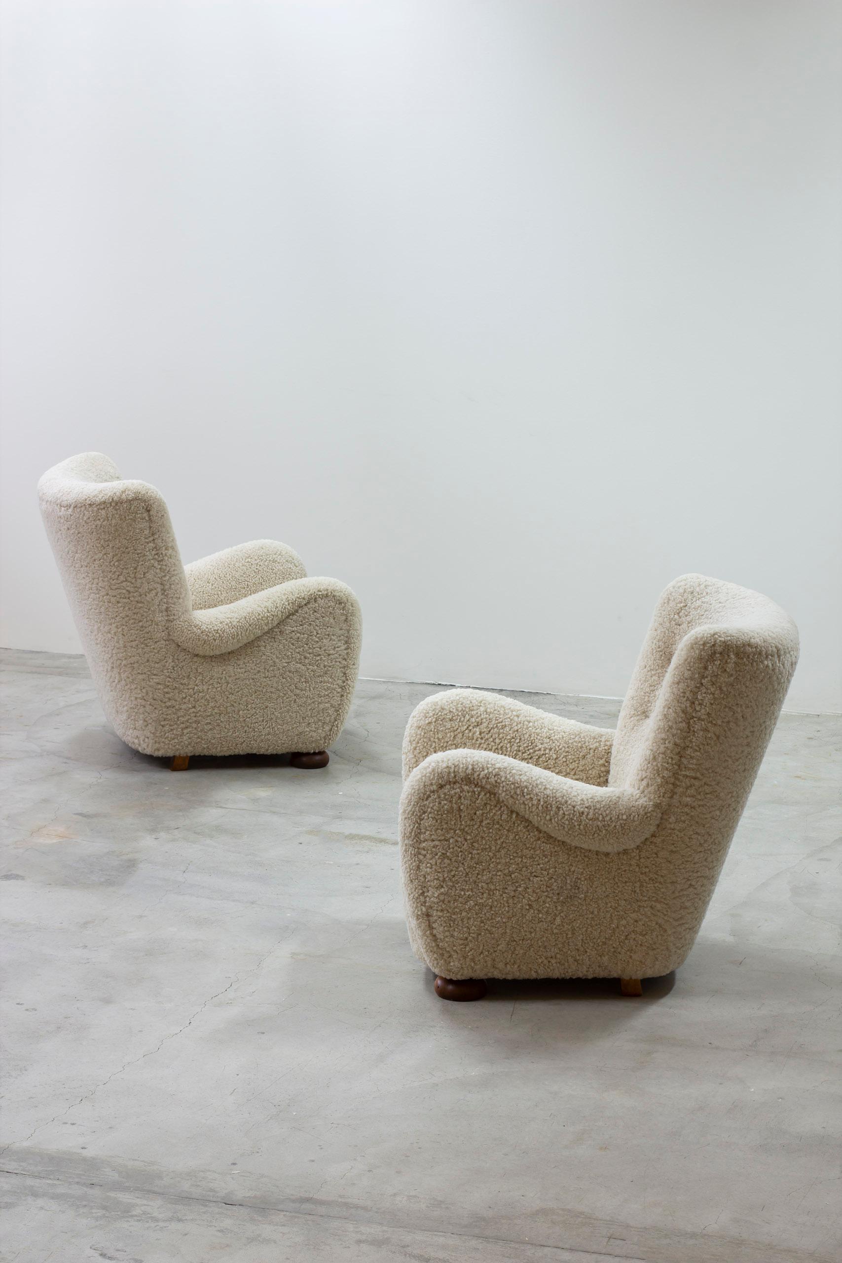 Pair of sheepskin lounge chairs in the manner of Märta Blomstedt, DENMARK, 1940S In Good Condition For Sale In Hägersten, SE