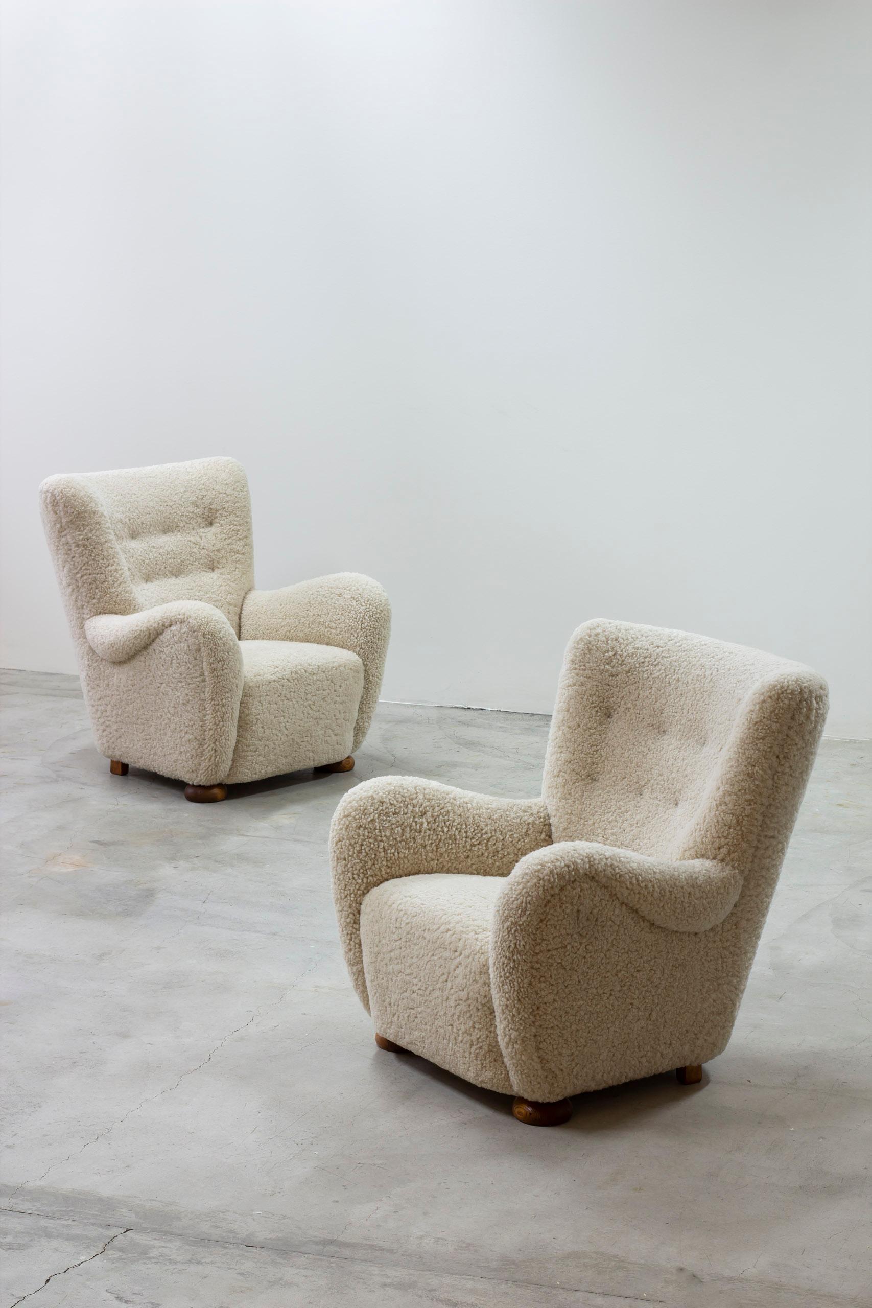Milieu du XXe siècle Paire de chaises longues en peau de mouton à la manière de Märta Blomstedt, DANEMARK, années 1940 en vente
