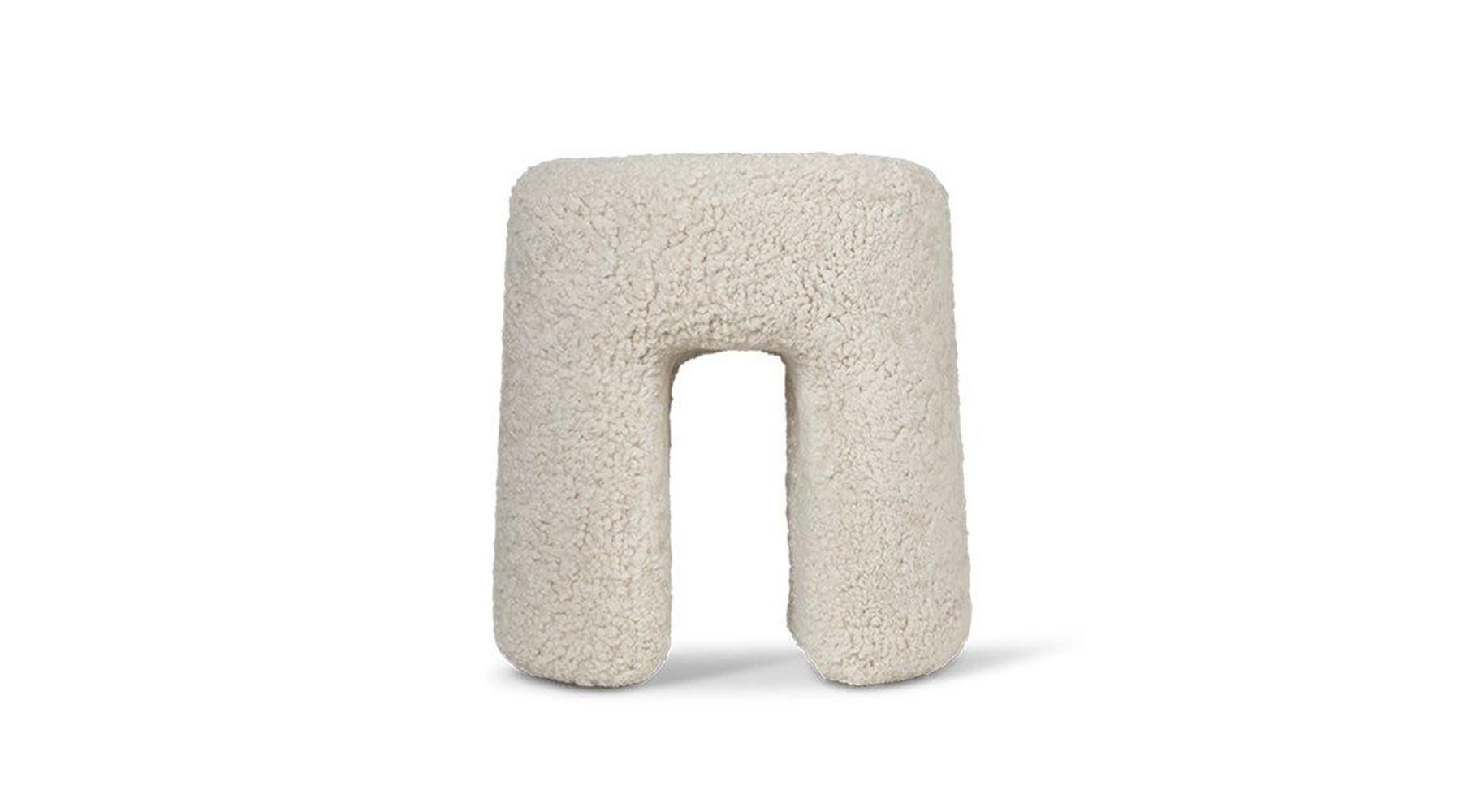 Scandinavo moderno Coppia di Pouf in pelle di pecora Moonlight Sequoia di Space Copenhagen per Fredericia in vendita