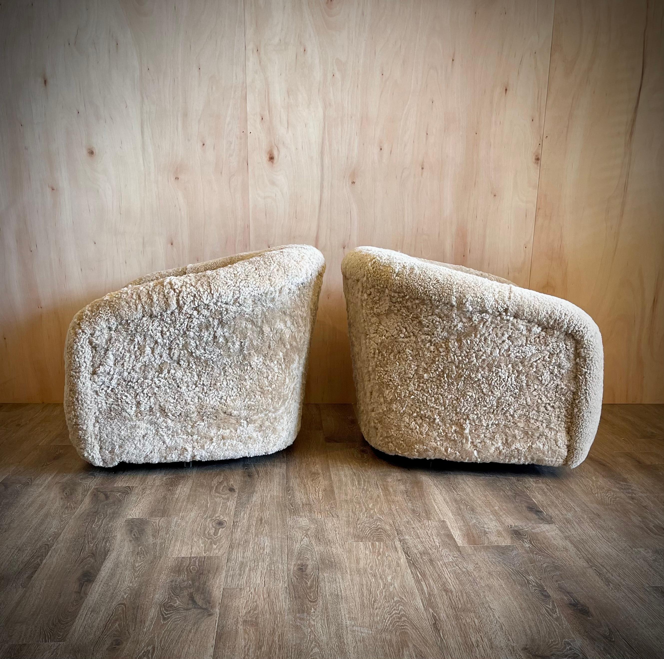 Late 20th Century Pair of Sheepskin Swivel Chairs, Milo Baughman for Thayer Coggin style 
