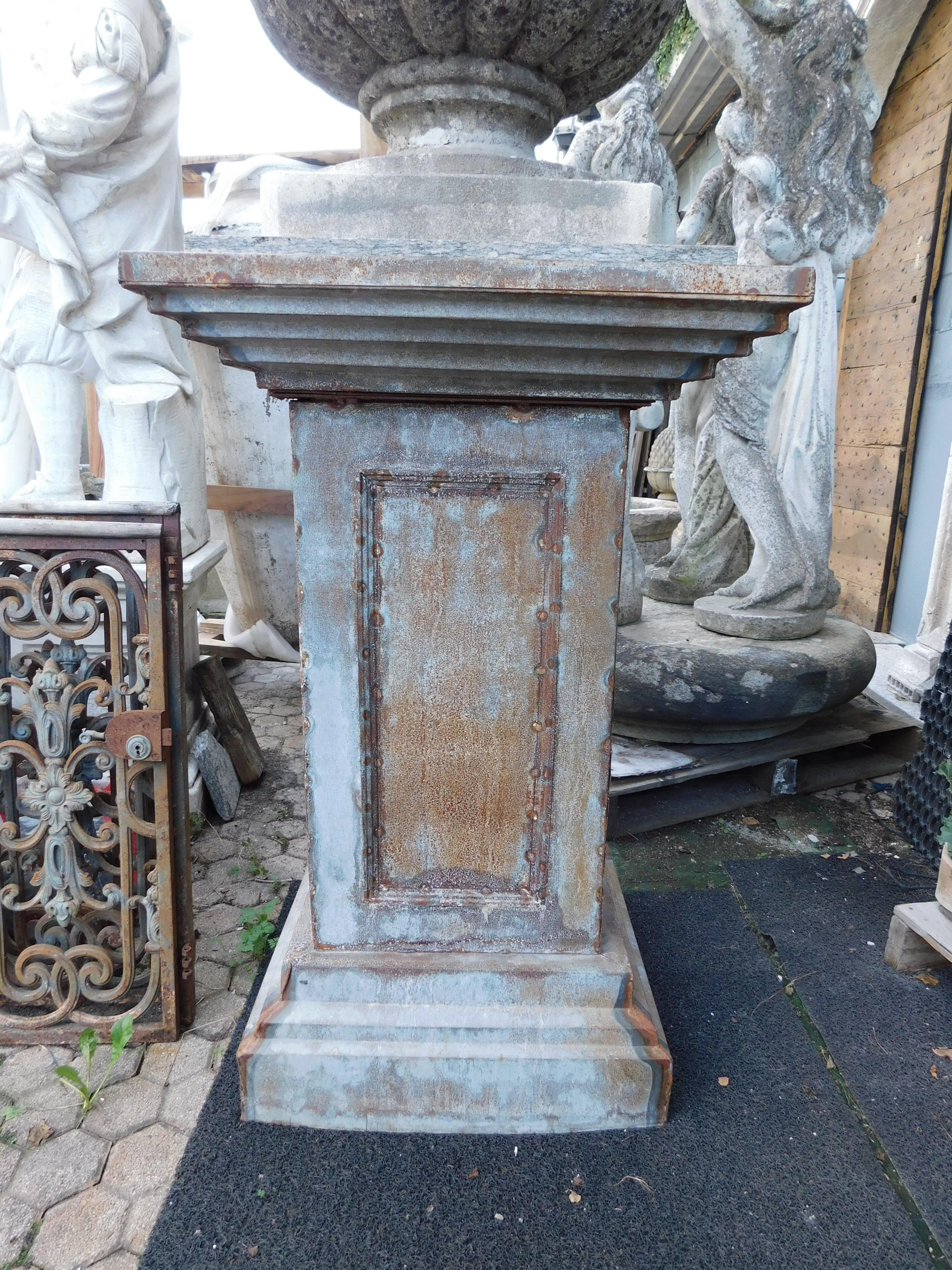 Pair of sheet metal vase or statue holder pedestals, Italy For Sale 3