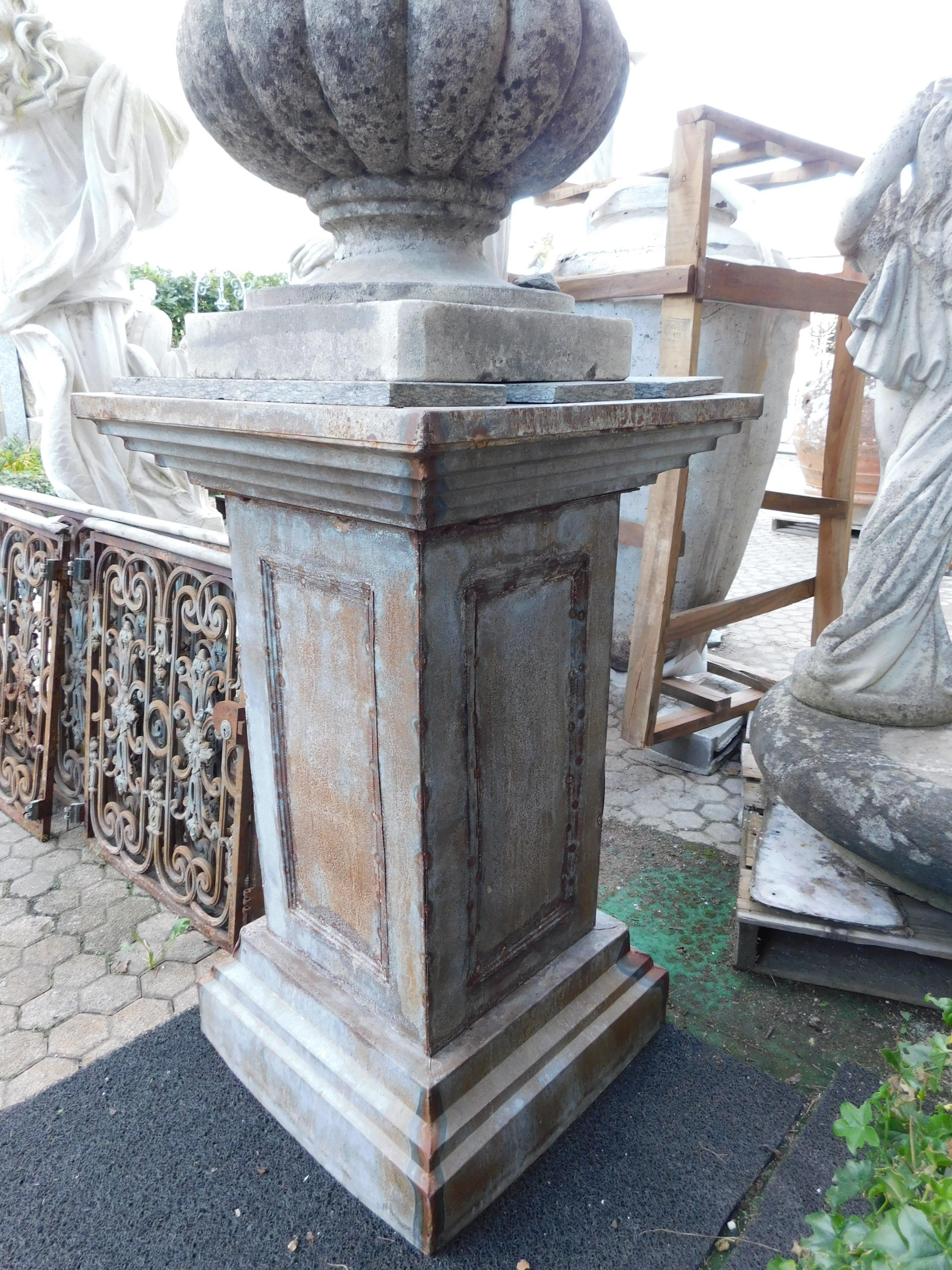 Pair of sheet metal vase or statue holder pedestals, Italy For Sale 4