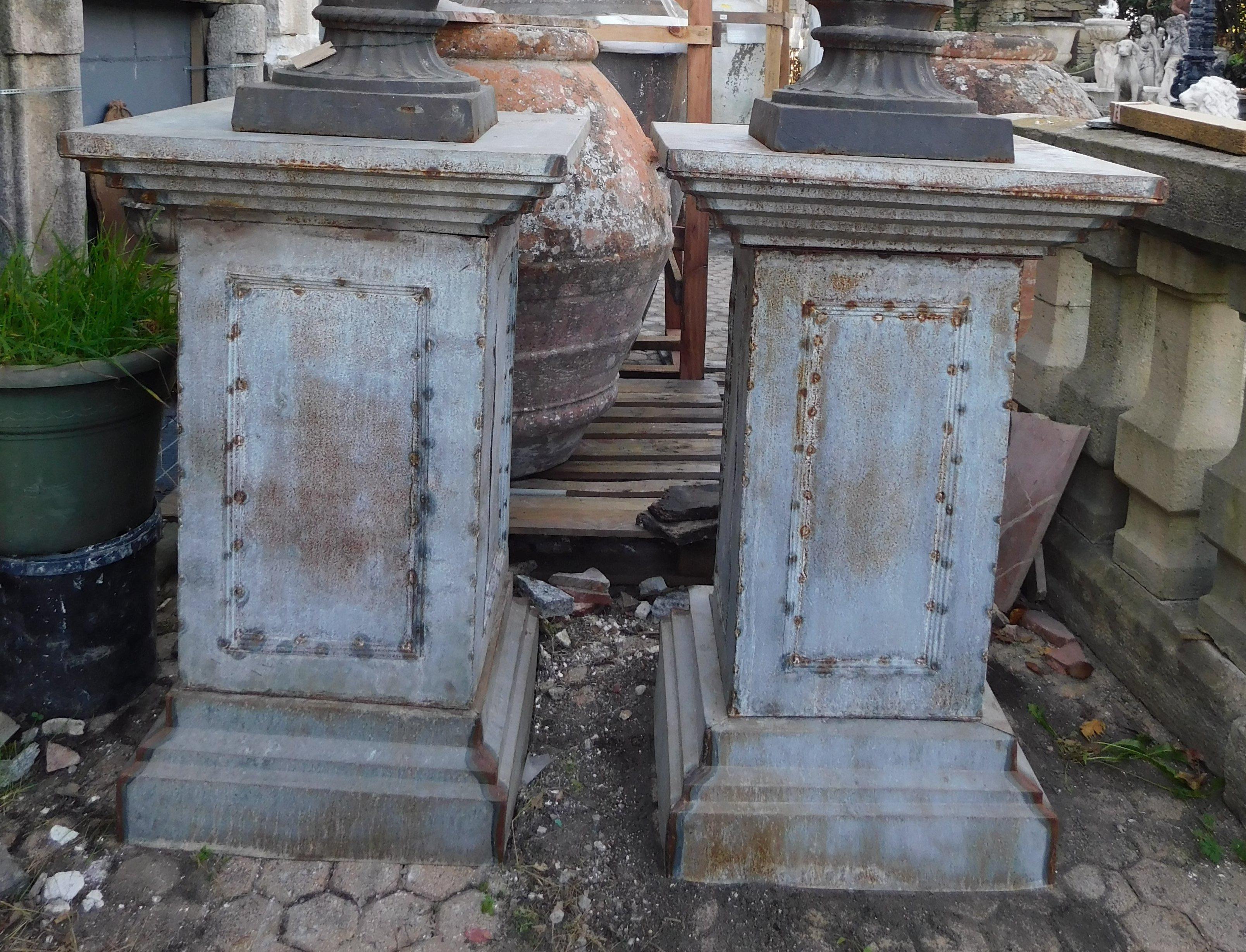 Pair of sheet metal vase or statue holder pedestals, excellent support bases for both indoors and outdoors, ideal in an entrance or in a garden, built in Italy towards the end of the 20th century, maximum size cm W 66 x H 106 x D 66
