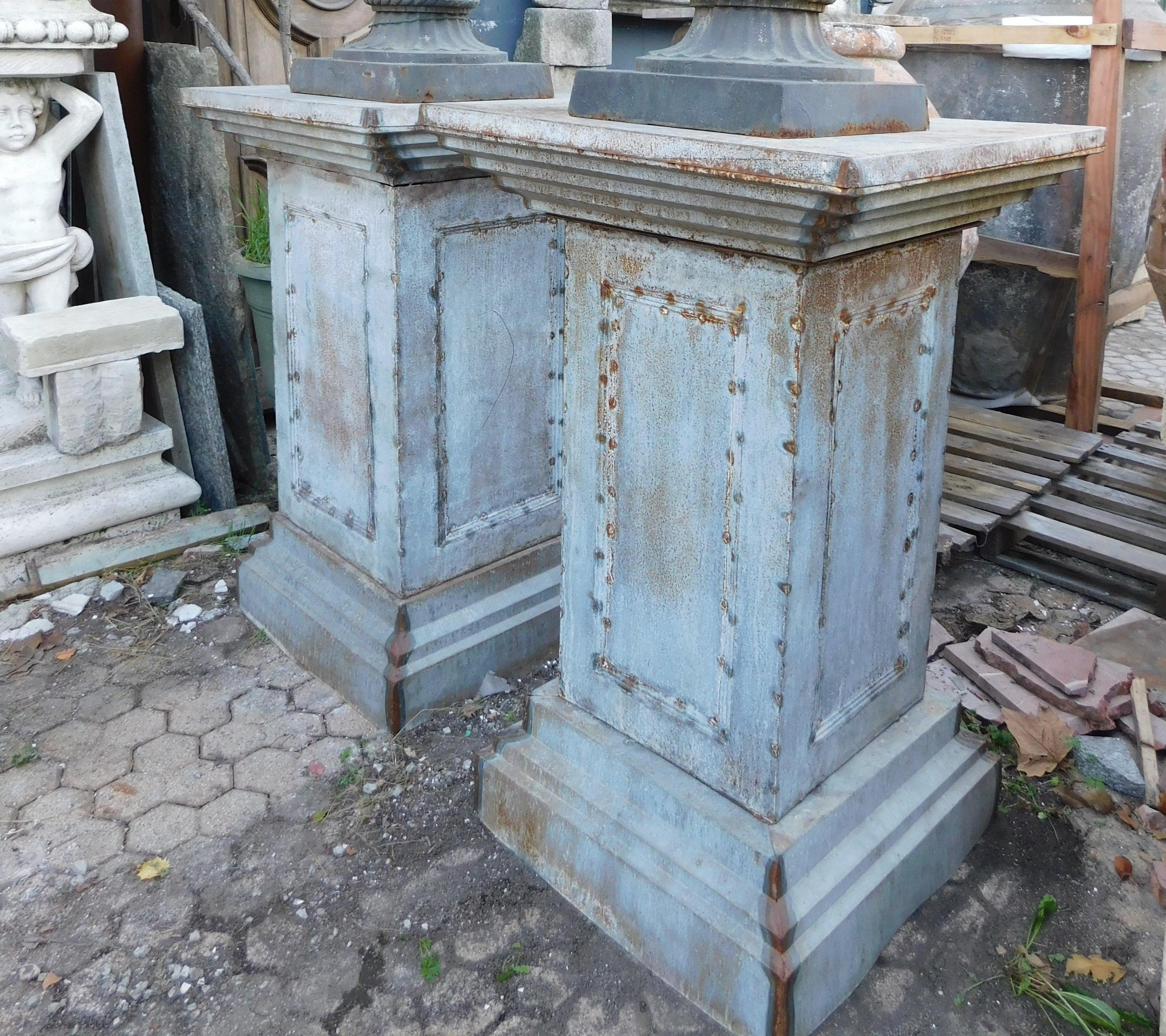 Hand-Crafted Pair of sheet metal vase or statue holder pedestals, Italy For Sale