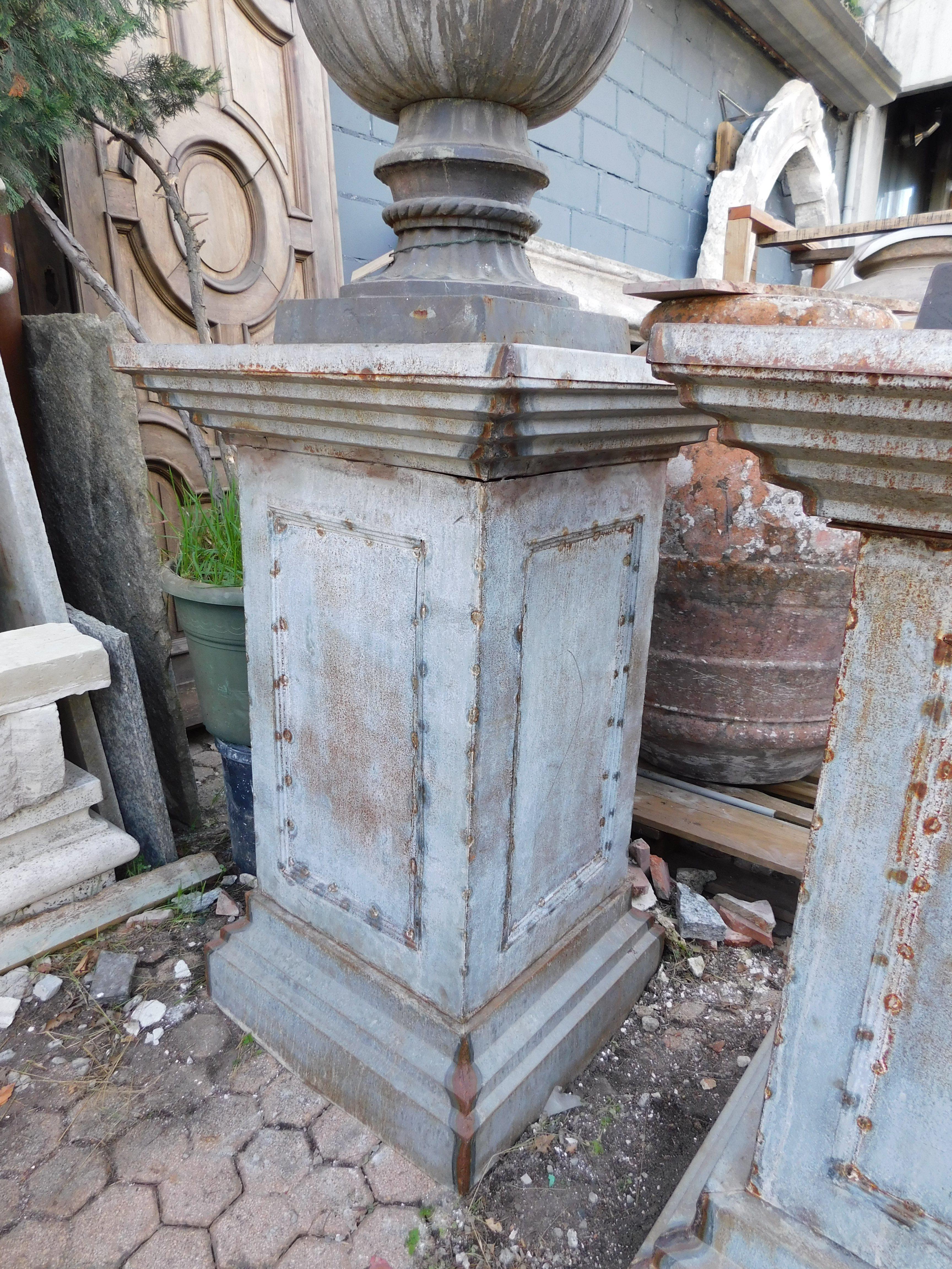 Pair of sheet metal vase or statue holder pedestals, Italy In Good Condition For Sale In Cuneo, Italy (CN)