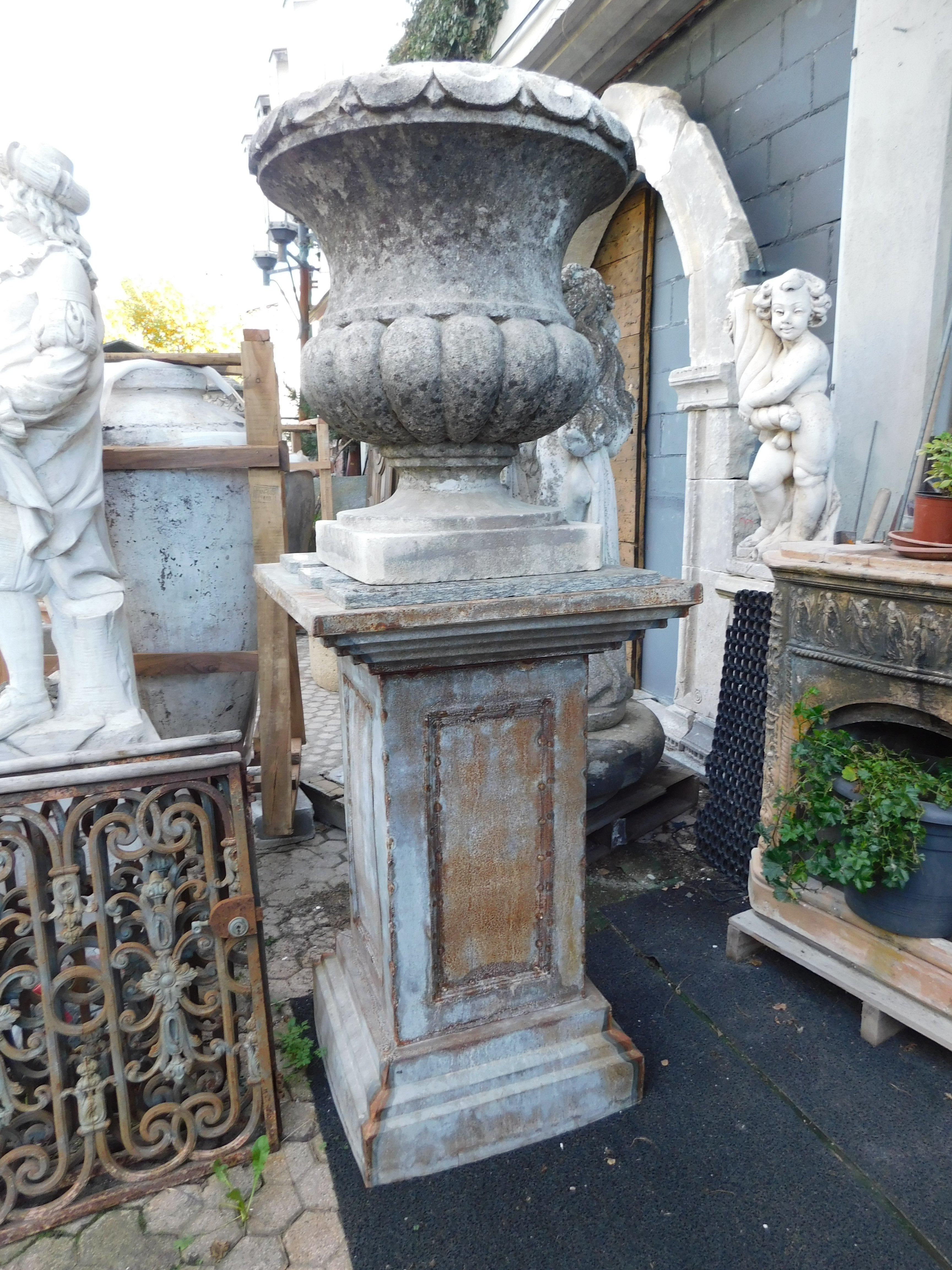 Pair of sheet metal vase or statue holder pedestals, Italy For Sale 2