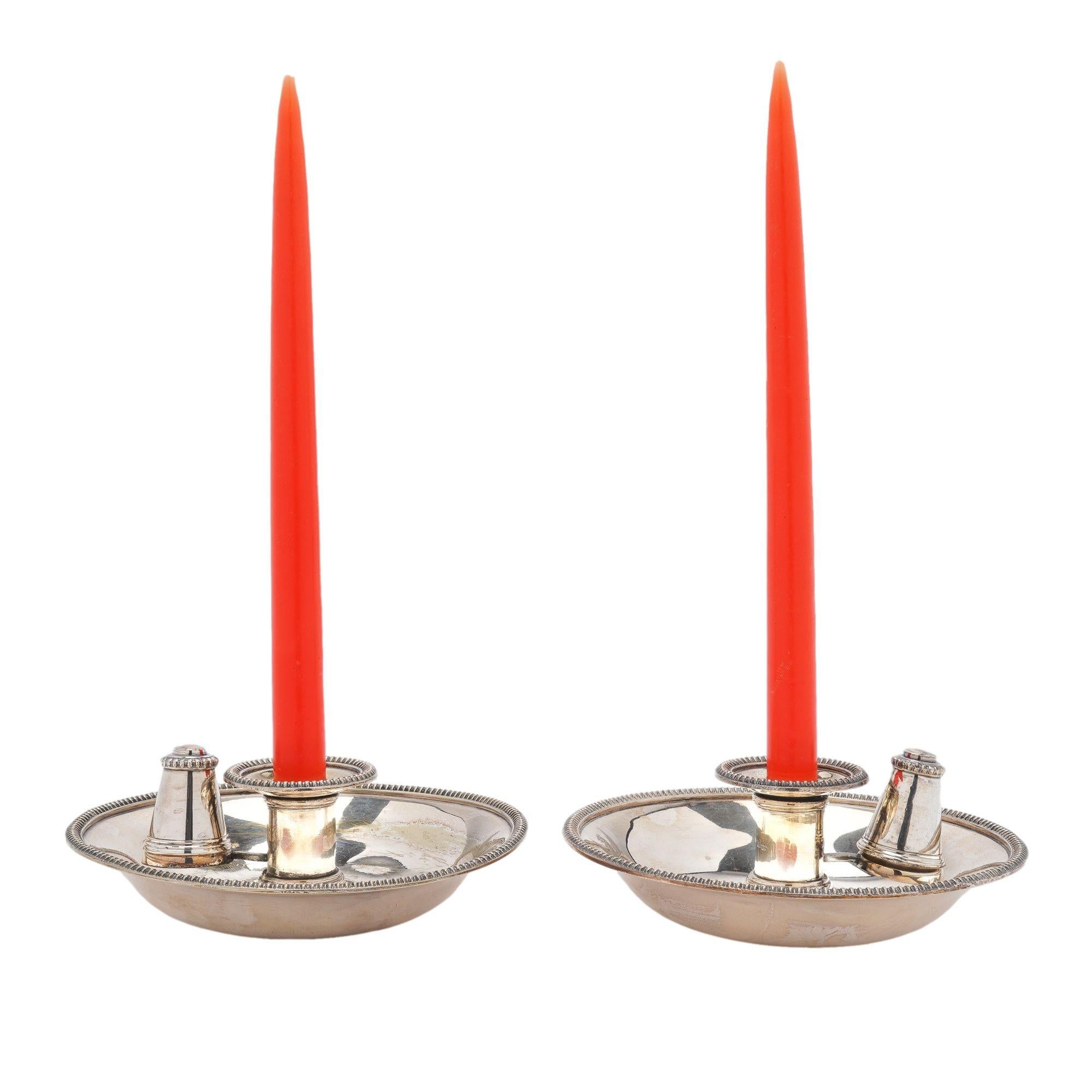 Paire de bâtons de chambre William IV Sheffield. Les bâtons de chambre présentent un bord circulaire tourné en bobine pour le plat inférieur qui est centré sur une coupe de bougie avec un bord tourné en bobine et un éteignoir de bougie attaché avec
