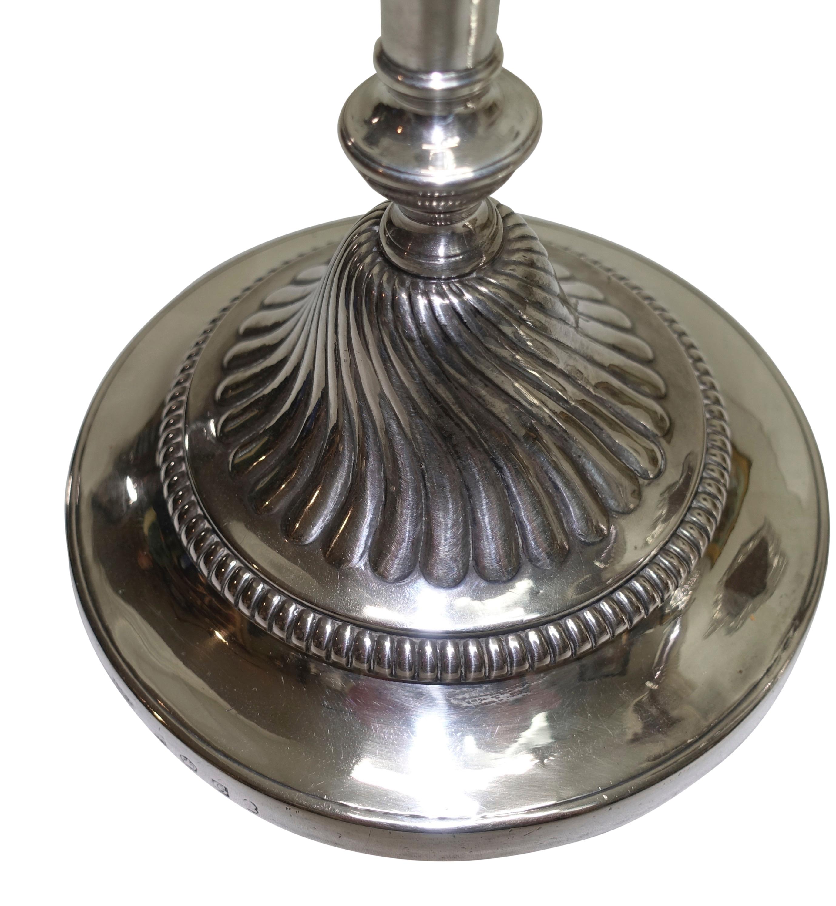 Pareja de candeleros de plata de ley de Jorge III de Sheffield, ingleses, hacia 1800 en venta 3