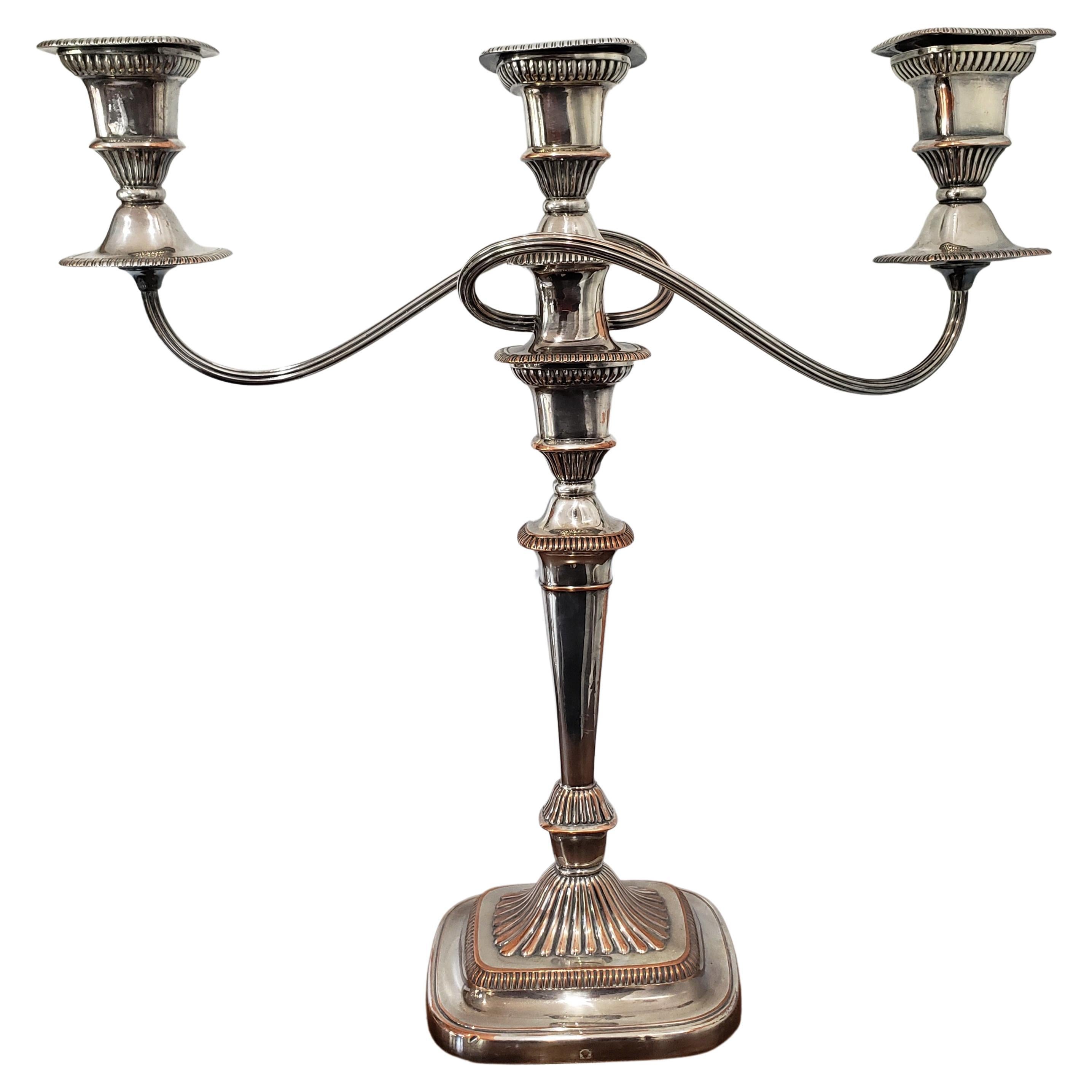 Pareja de candelabros convertibles de tres luces plateados de Sheffield, circa 1840 Jorge III en venta