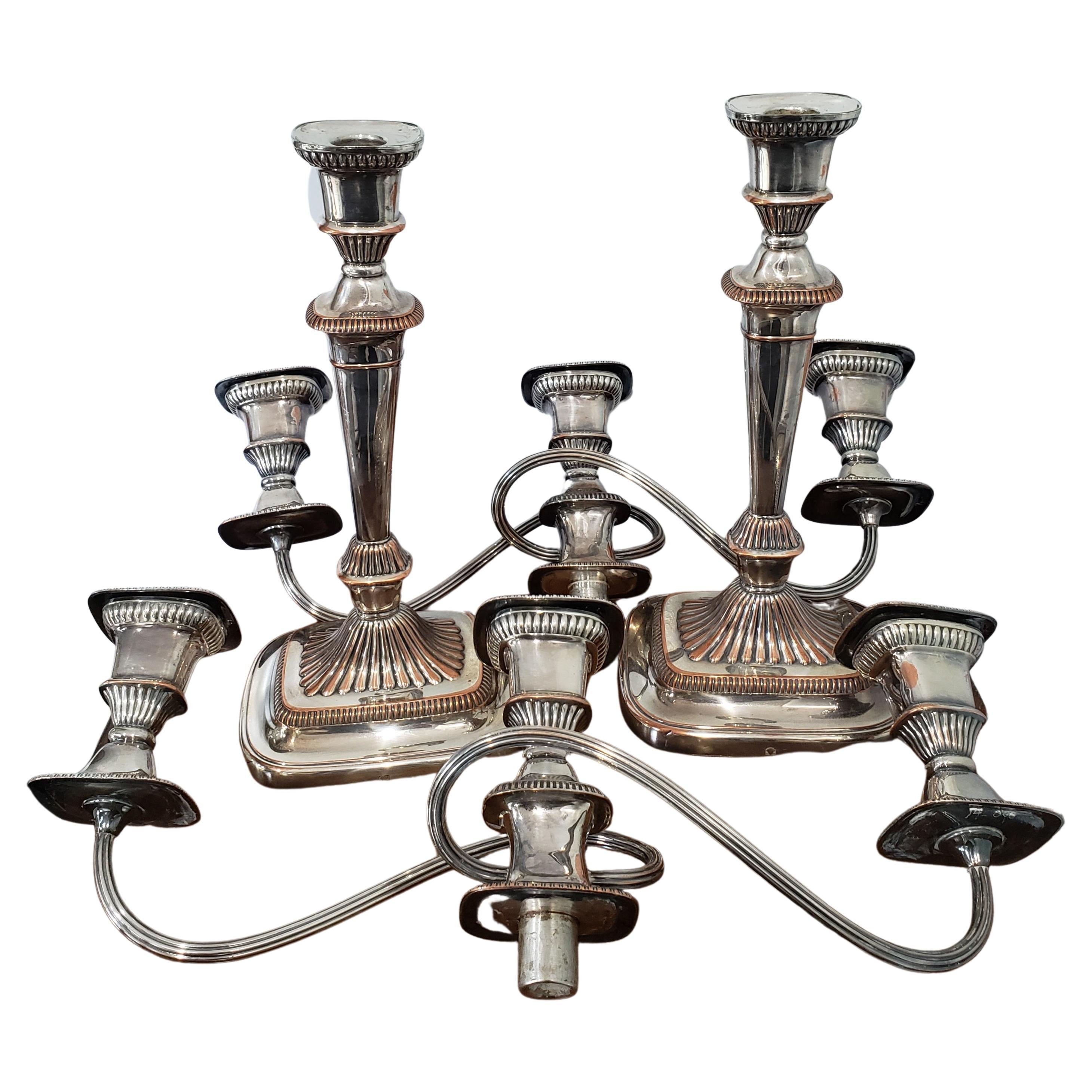 Pareja de candelabros convertibles de tres luces plateados de Sheffield, circa 1840 Metalistería en venta