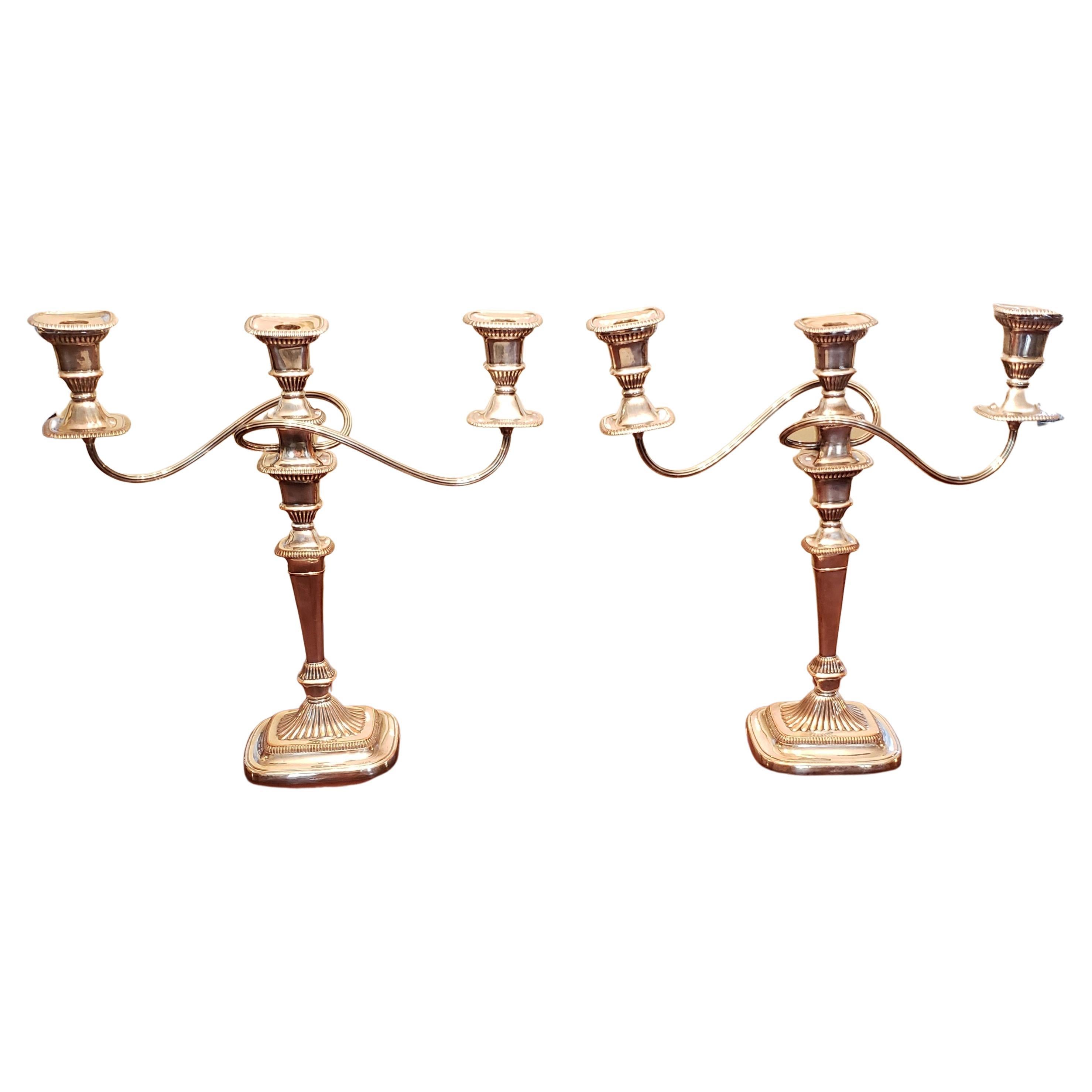 Pareja de candelabros convertibles de tres luces plateados de Sheffield, circa 1840 en venta