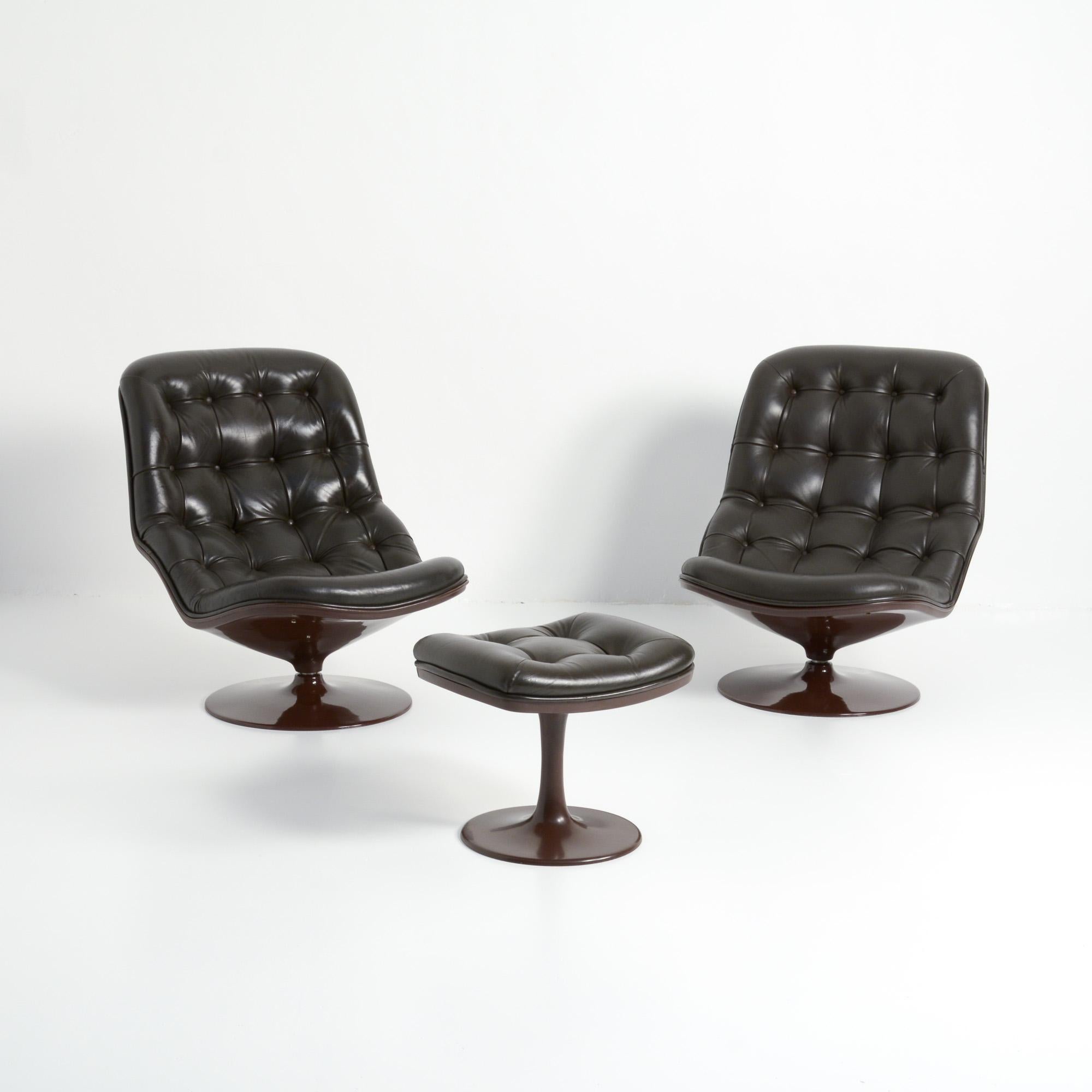 The Shelby lounge chair was designed by Georges van Rijck for Beaufort. We offer you a set of 2 lounge chairs and 1 ottoman, made of chocolate brown polyester and dark brown leather.
The chairs can swivel and have a tilt function. This set of warm