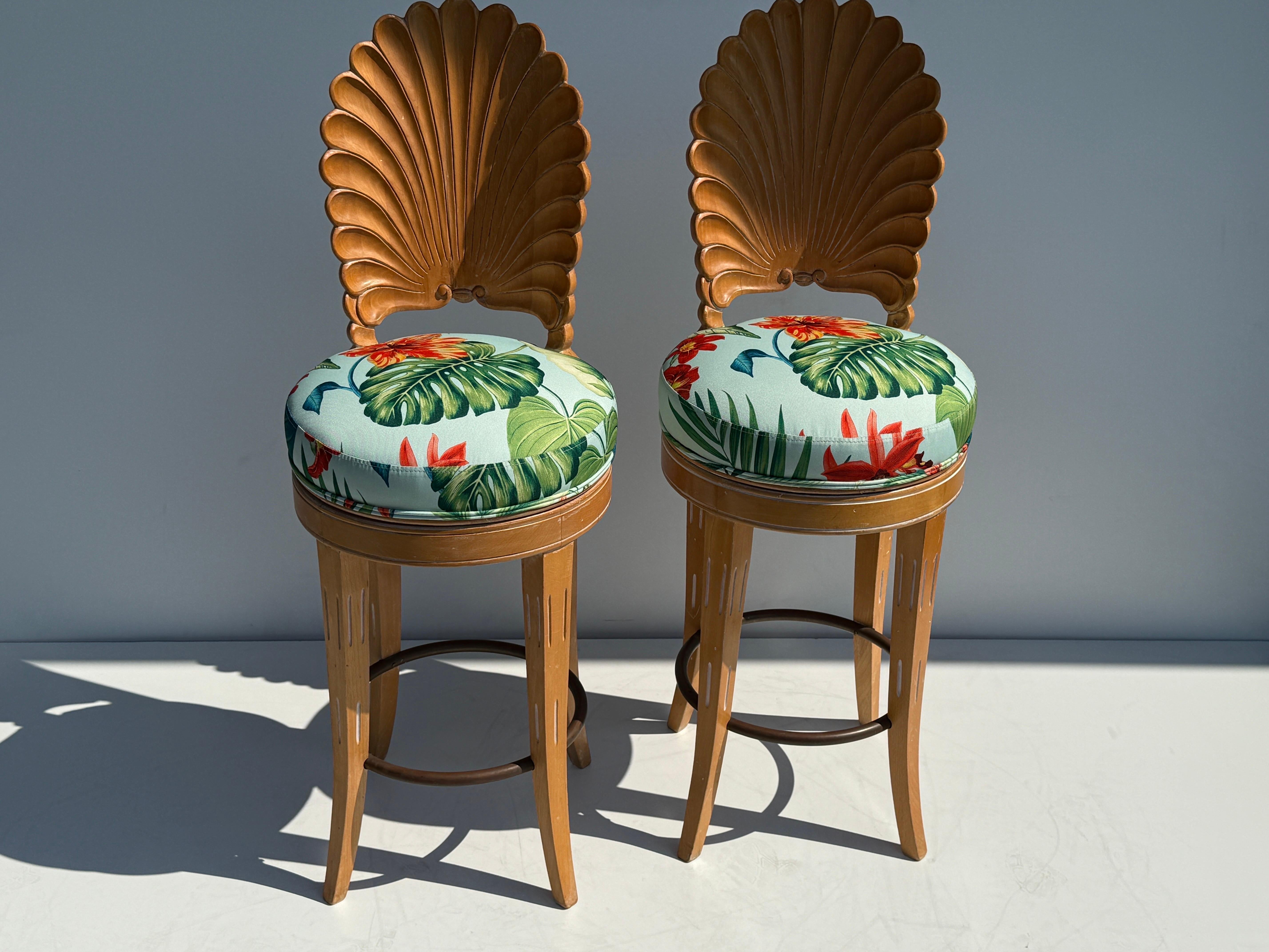 Hollywood Regency Paire de tabourets de bar de style Grotto à dossier en coquille en vente