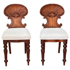 Paire de chaises d'entrée à dossier en forme de coquillage, fin 18ème-début 19ème siècle