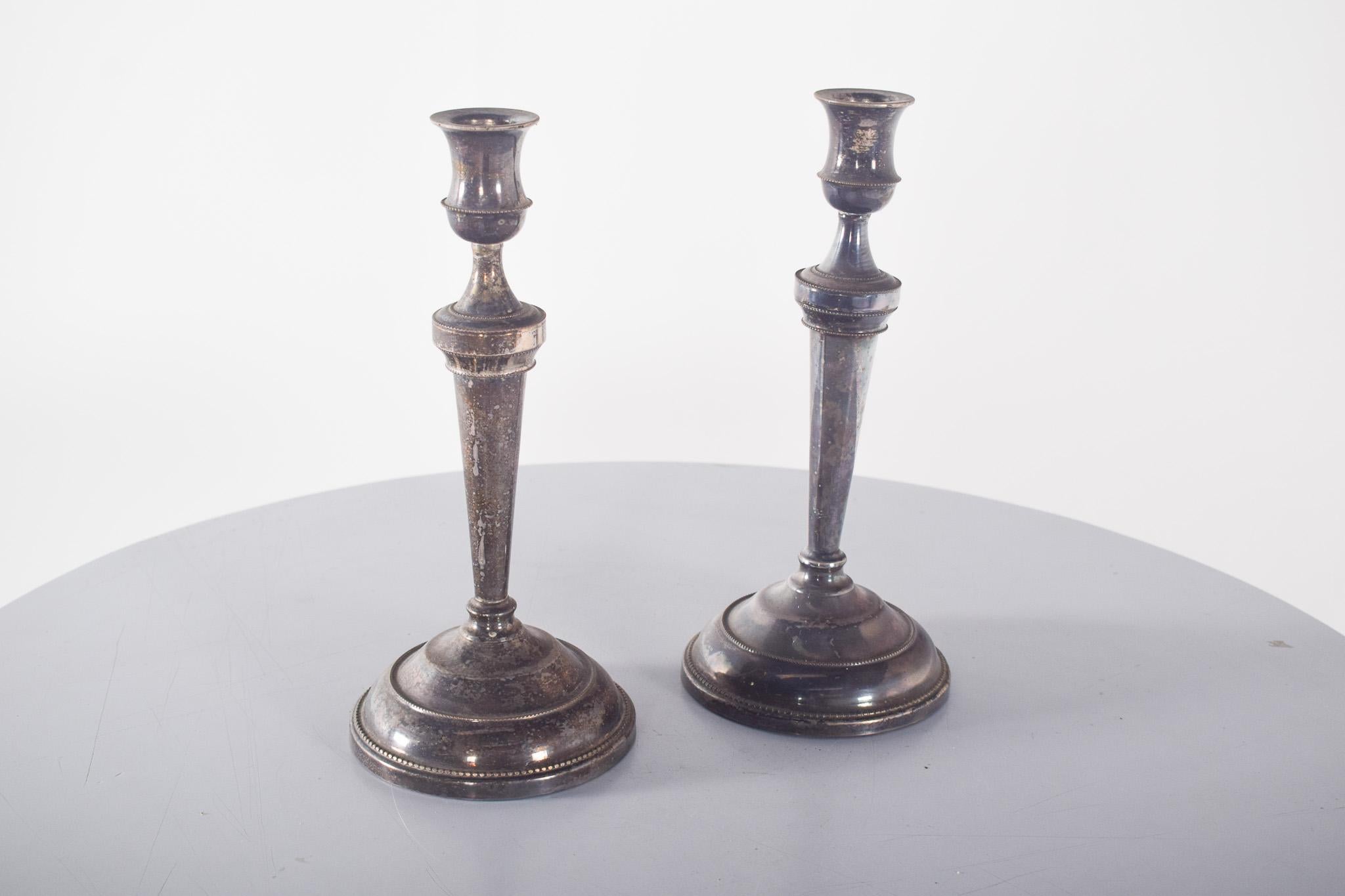 Pair of shell candlesticks. Decorated with pearlescent, slender bodies, a wide round base, while the elongated and slightly sharpened bodies at the bottom lead to a turned top cup.
Casquinha, a metal alloy often used as a substitute for silver,
