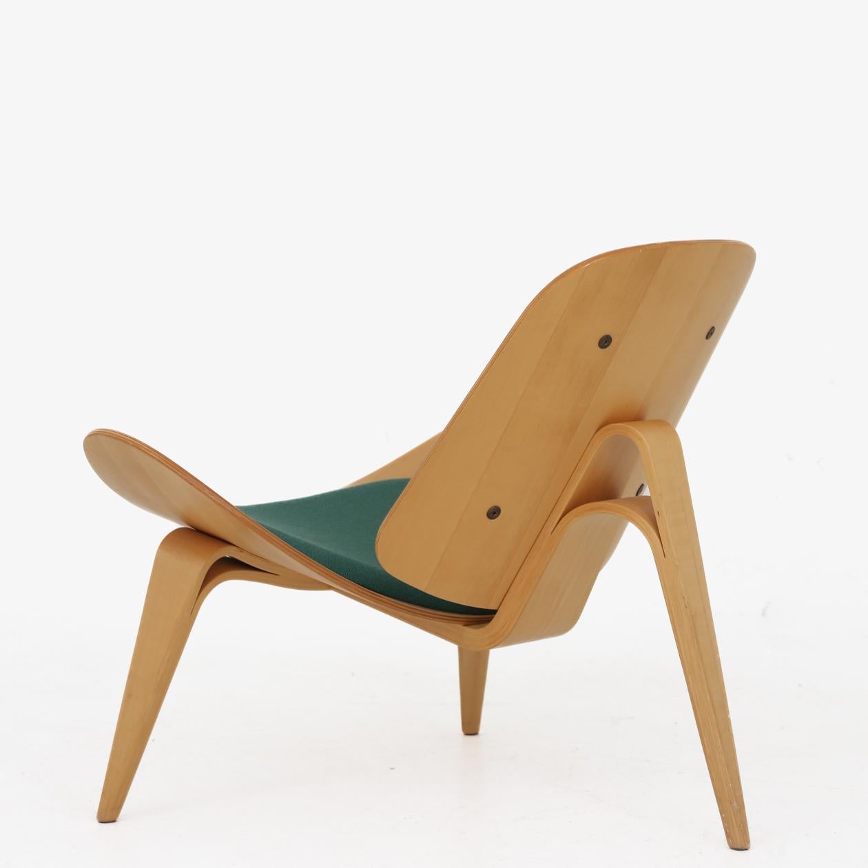 Patinated Pair of Shell Chairs in Maple by Hans J. Wegner