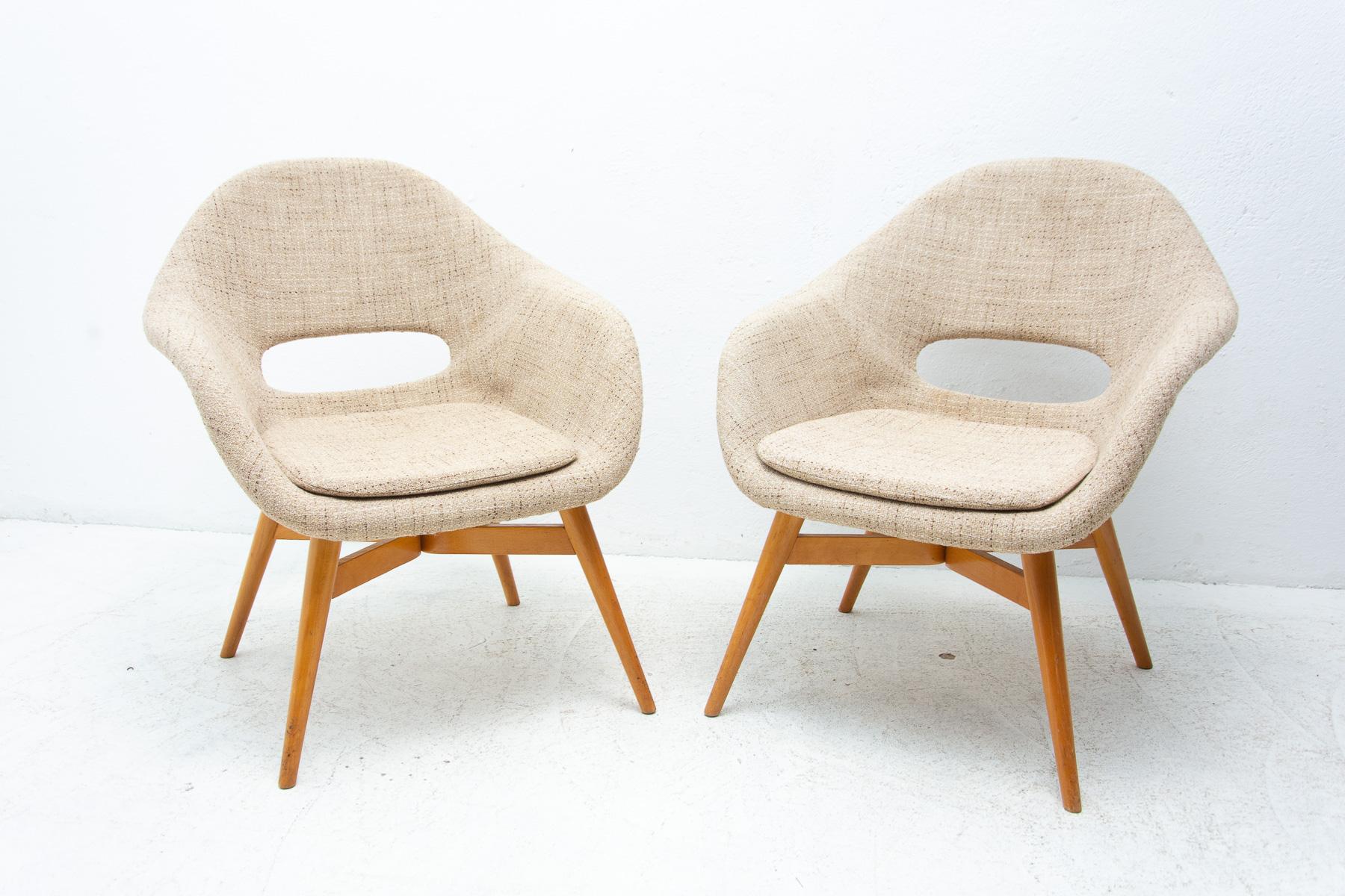 These shell lounge chairs are an interesting example of Czechoslovak mid-century furniture design. They were designed by Miroslav Navratil or František Jirák. They are associated with the “Brussels period” and world-renowned EXPO 58.
The chairs has