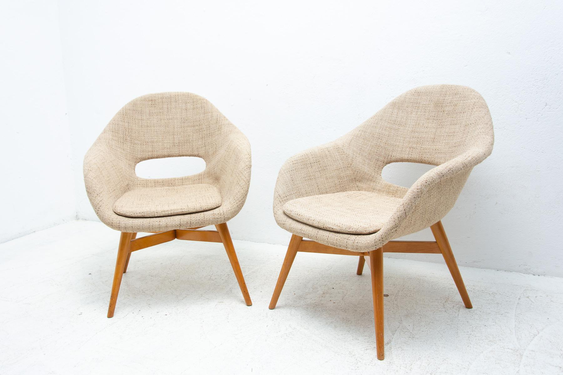 Pair of Shell Fiberglass Lounge Chairs by Miroslav Navrátil, Czechoslovakia 1960 In Good Condition In Prague 8, CZ