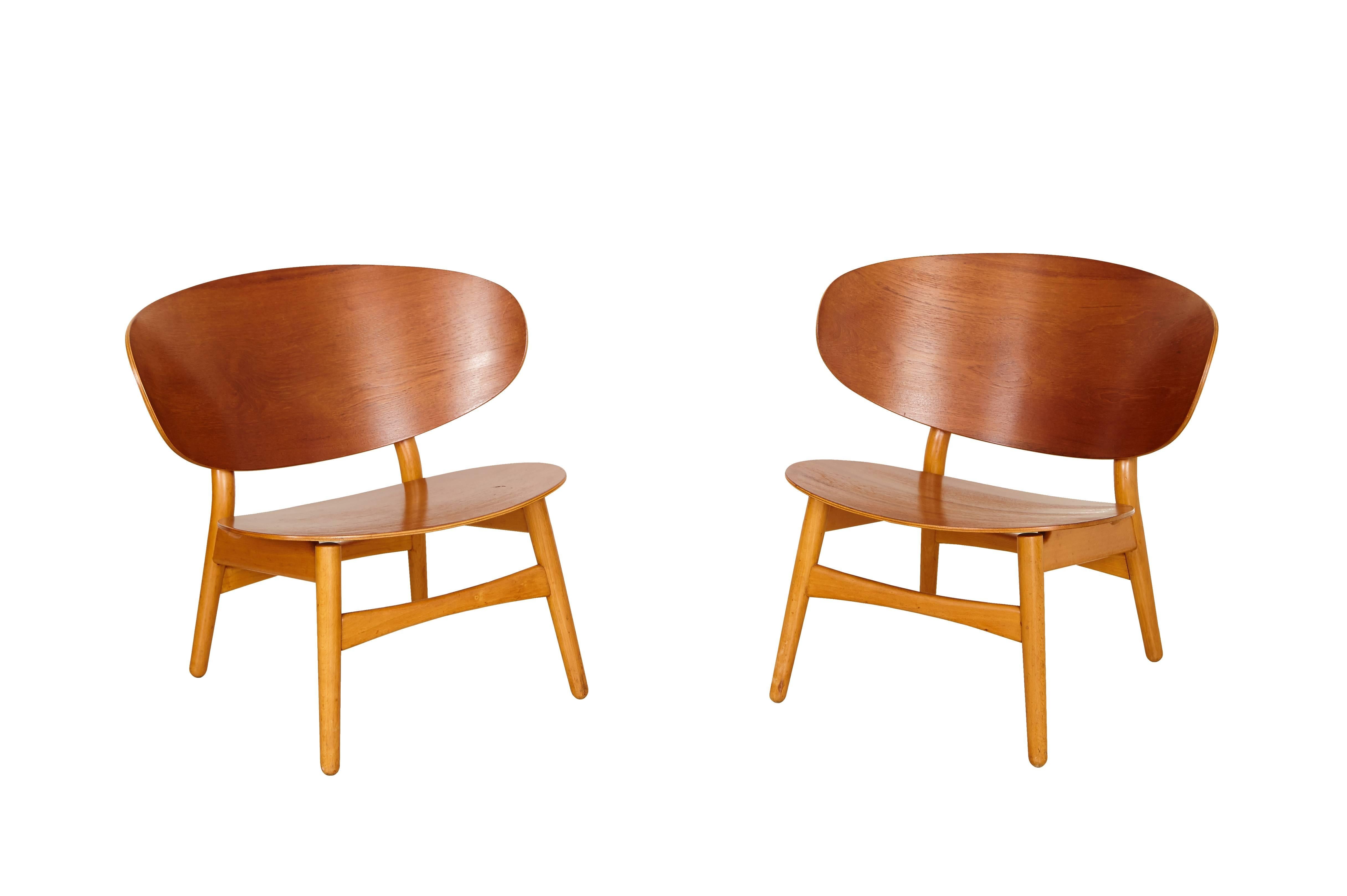 Scandinavian Modern Pair of Shell Lounge Chairs by Hans Wegner For Sale