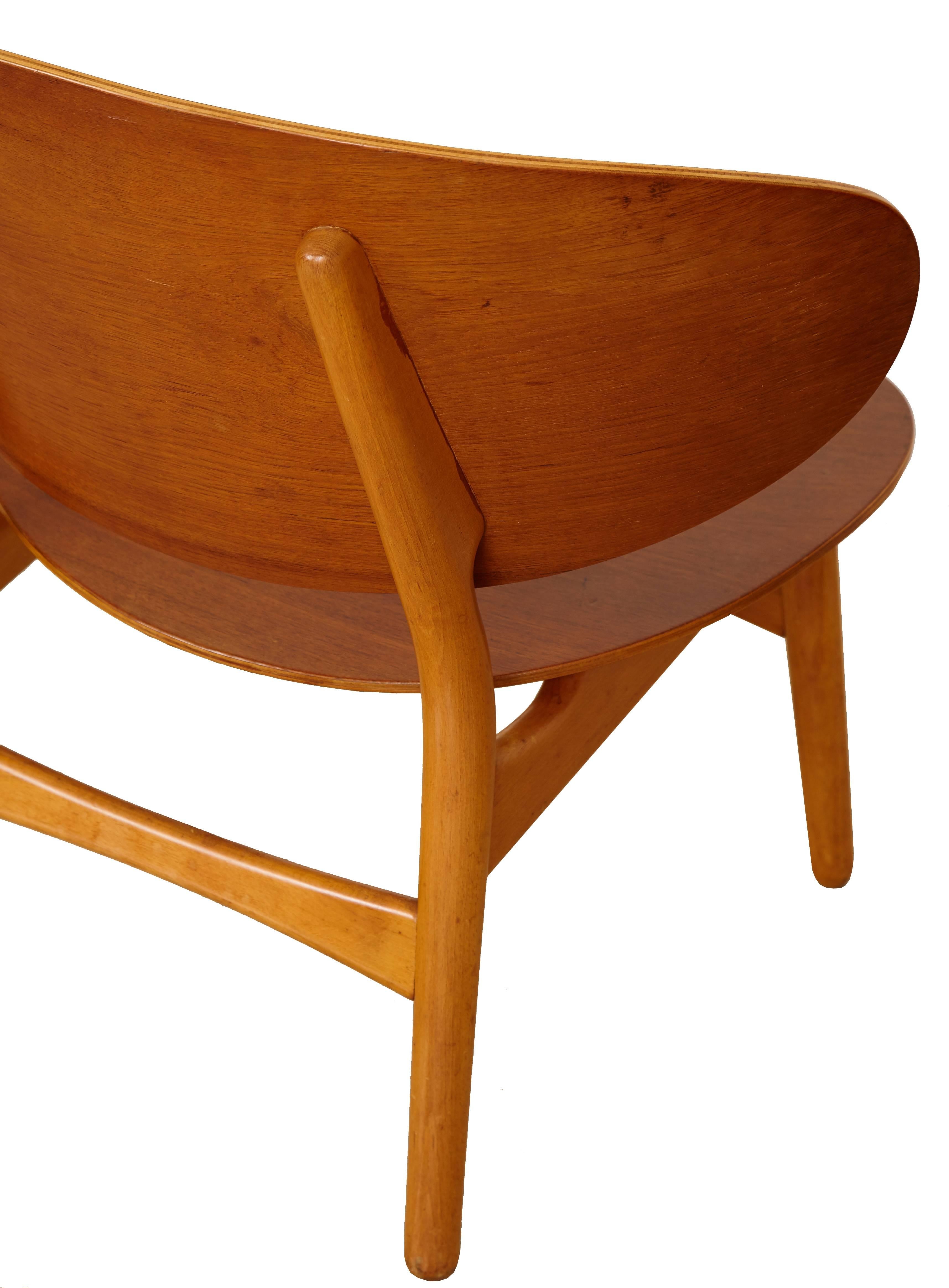 Pair of Shell Lounge Chairs by Hans Wegner In Excellent Condition For Sale In New York, NY