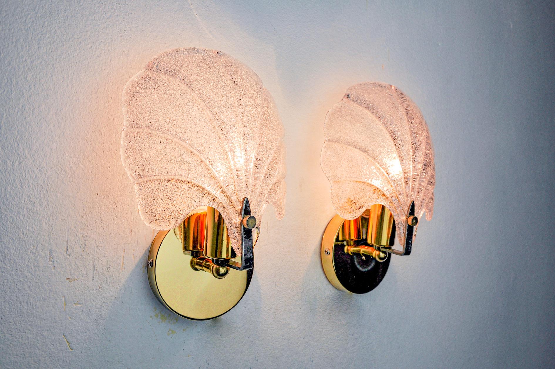 Very beautiful and rare pair of shell appliques designated and produced in italy in the 1980s. Design sconces in shell-shaped frosted murano glass supported by a gilded metal structure. Unique object that will illuminate wonderfully and bring a real