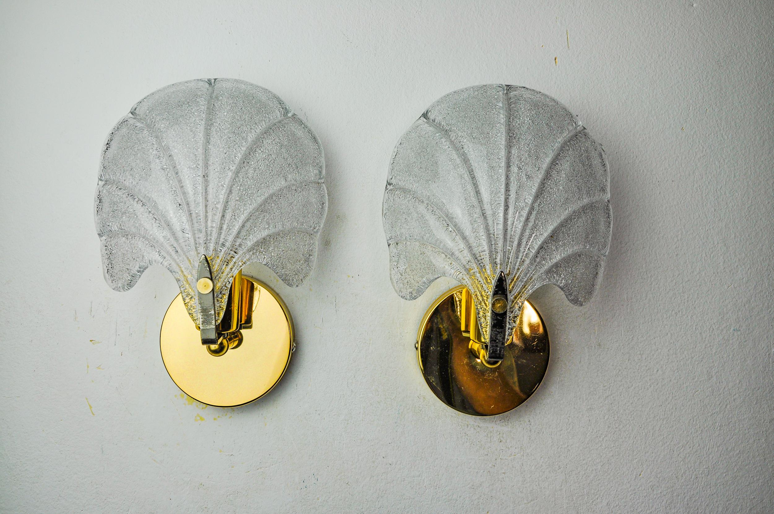 Hollywood Regency Pair of shell sconces, frosted murano glass, italy, 1980 For Sale
