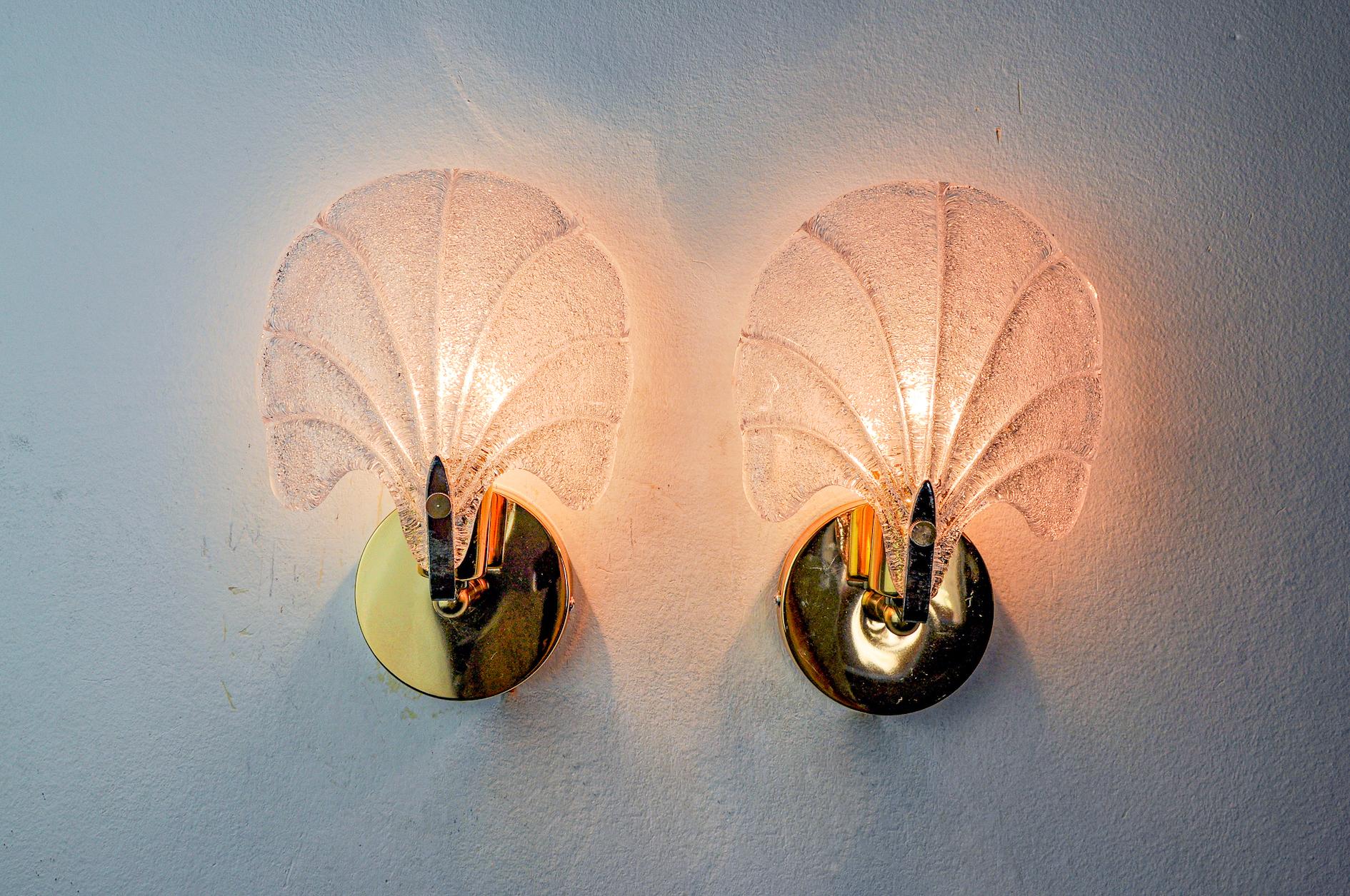 Pair of shell sconces, frosted murano glass, italy, 1980 In Good Condition For Sale In BARCELONA, ES