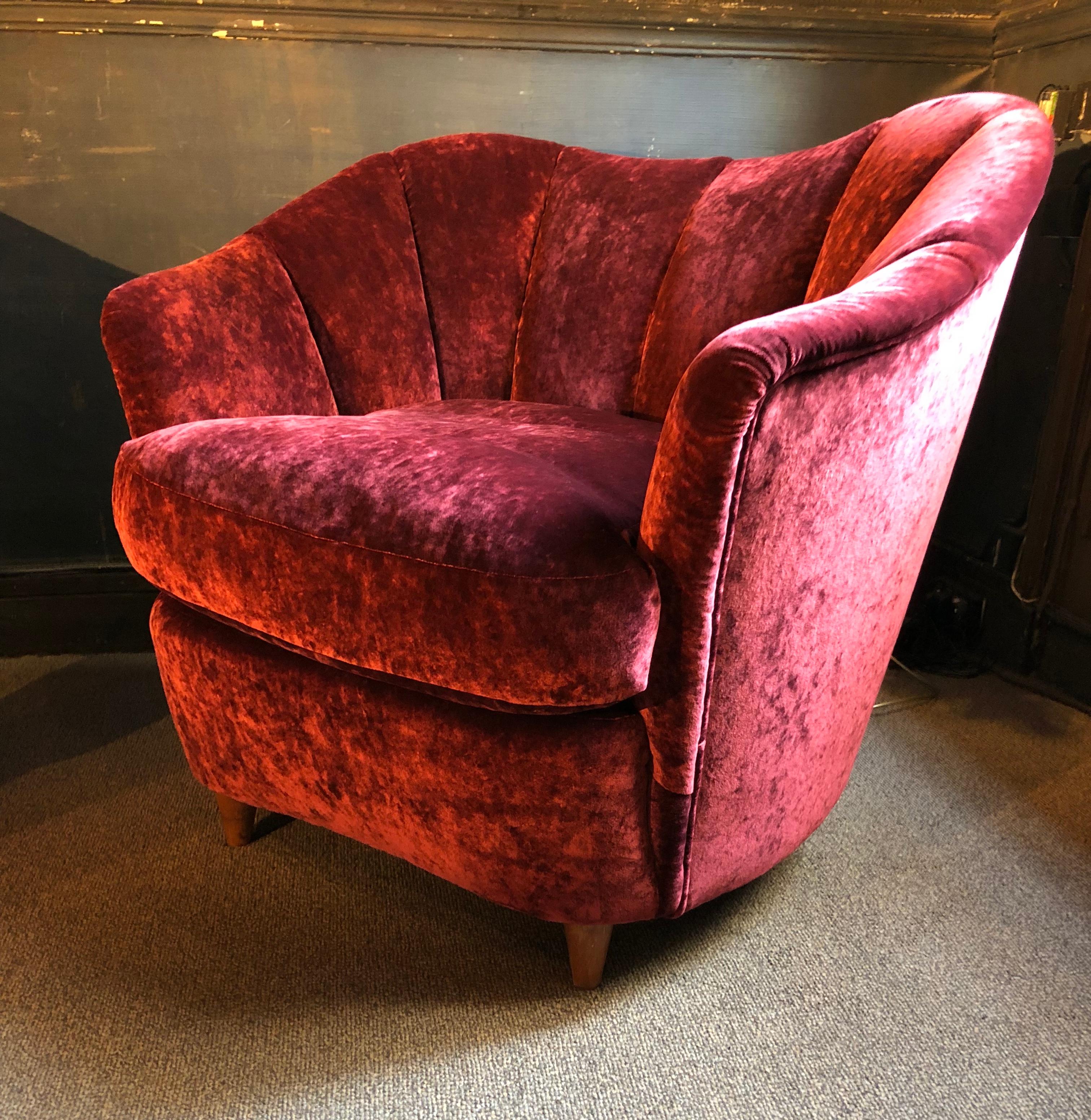 Pair of shell-shaped armchairs re-upholstered in deep red moiré velvet
wooden legs
circa 1940
Italy.