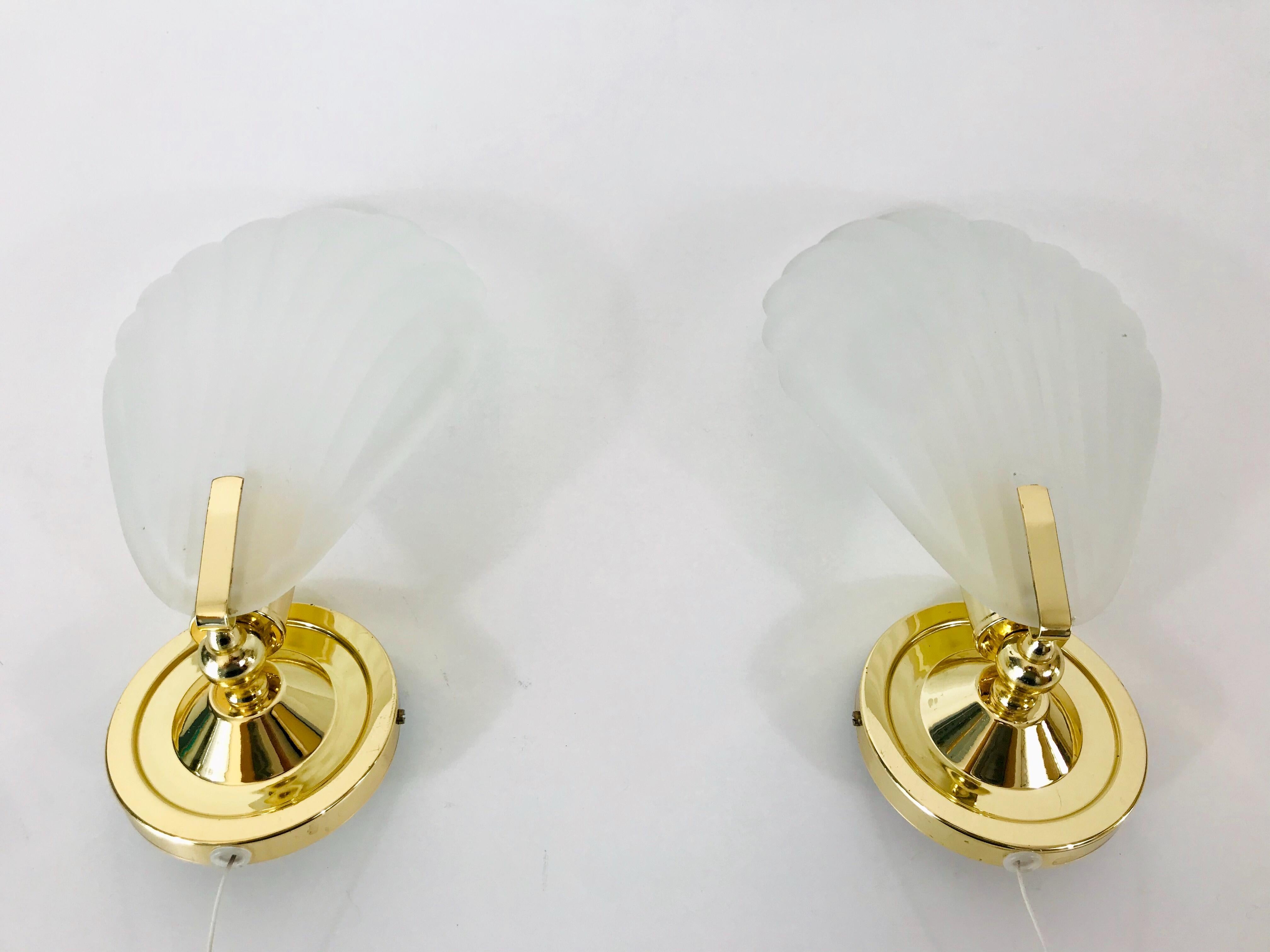 A beautiful pair of table lamps made in Italy in the 1980s. They have a shell shape and are made of ice glass. Very good vintage condition.

The light requires one E14 light bulb.

Free worldwide standard shipping. Express shipping on request.