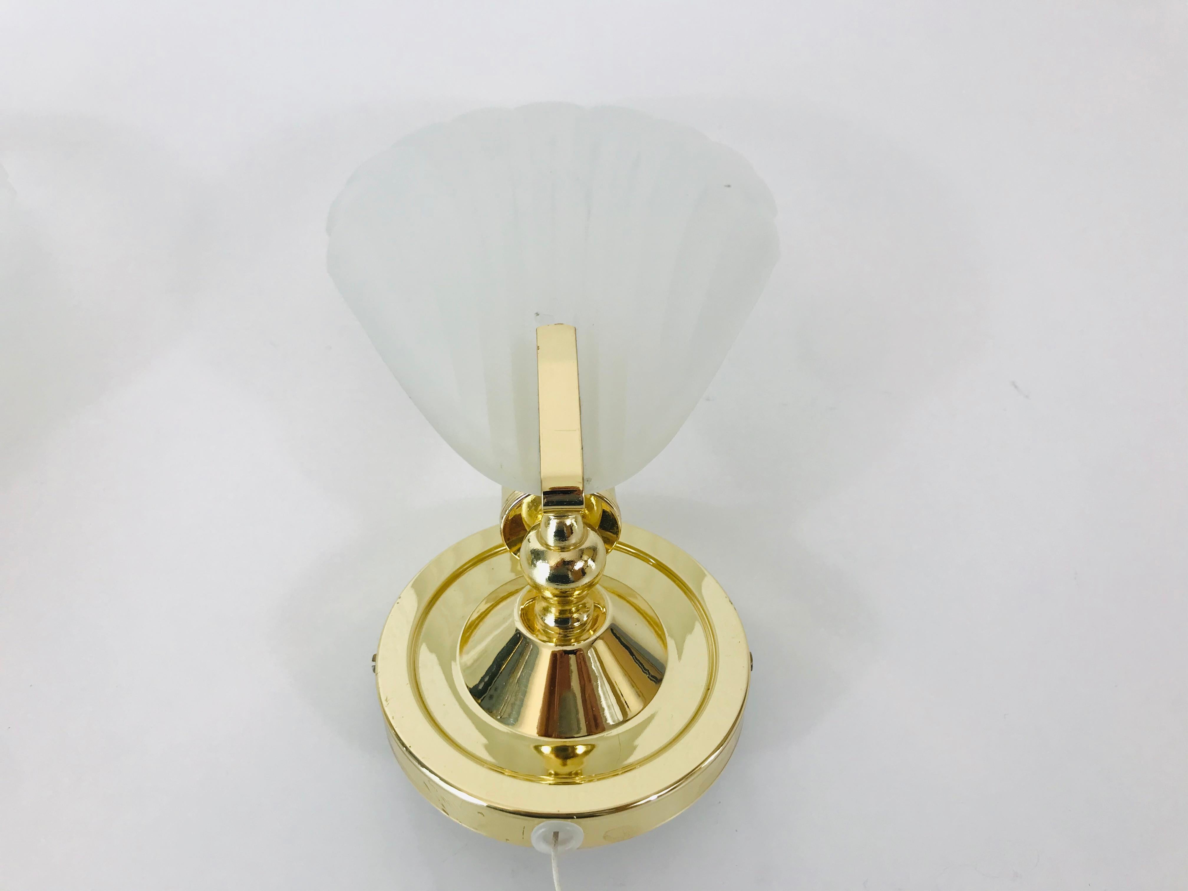 Pair of Shell Shaped Brass and Glass Wall Lamps, 1980s In Good Condition For Sale In Hagenbach, DE