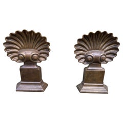 Paire de chenets en bronze en forme de coquillage