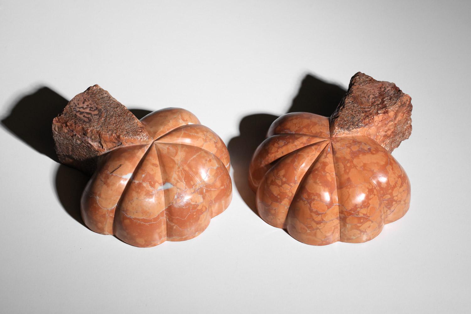 Paar muschelförmige Weihwasserbecken aus rotem Veroneser Marmor im Angebot 1