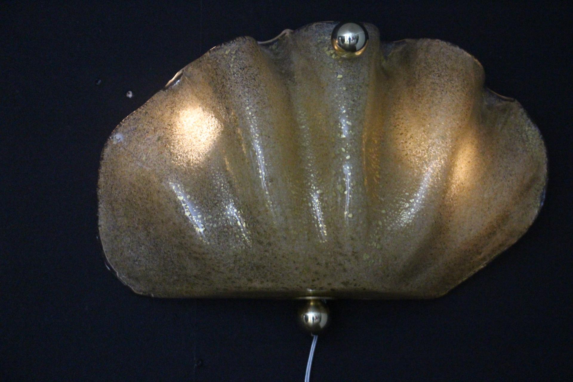 Pareja de Apliques en Forma de Concha de Cristal de Murano Dorado en venta 5