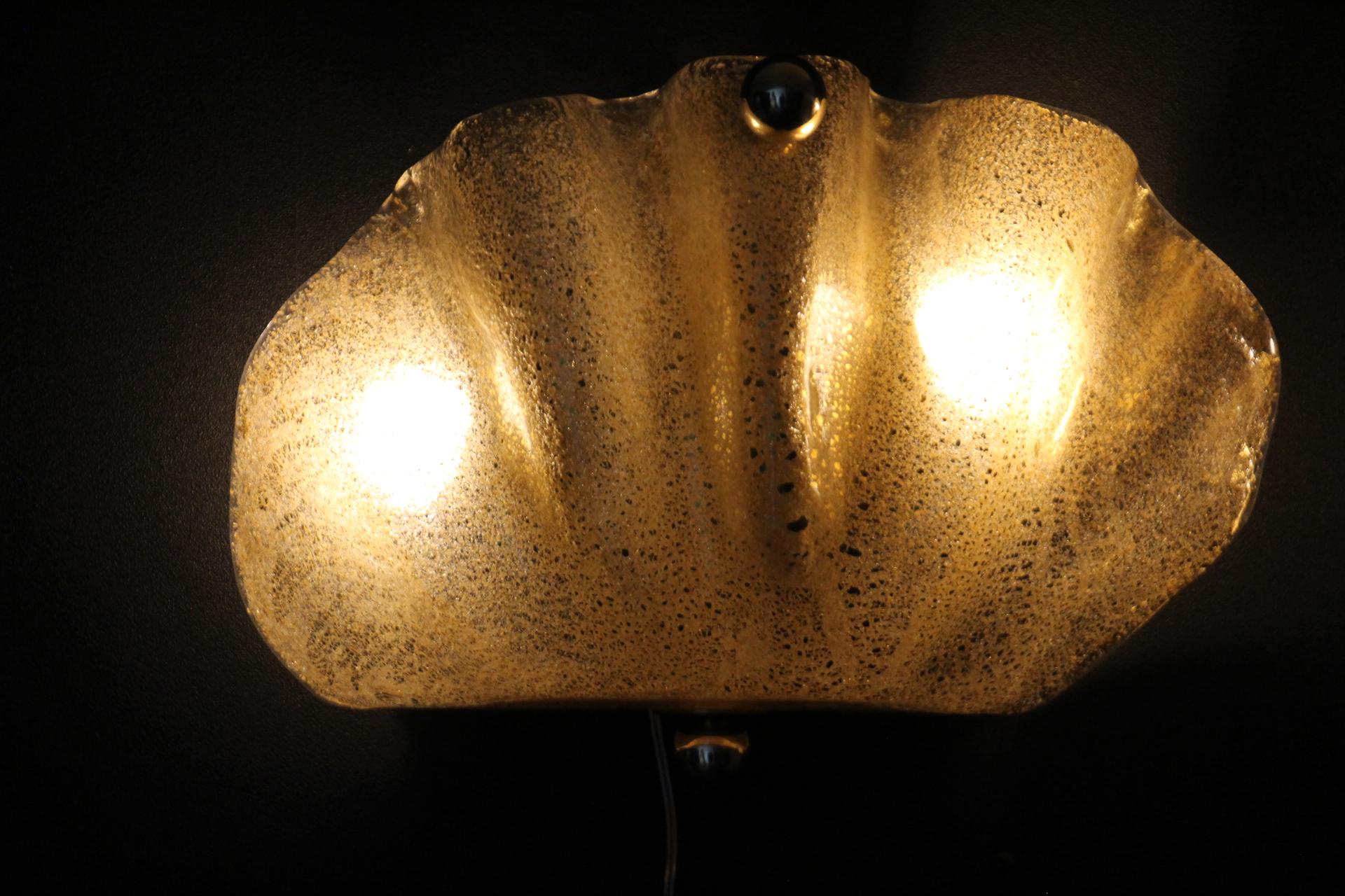 Pareja de Apliques en Forma de Concha de Cristal de Murano Dorado en venta 6