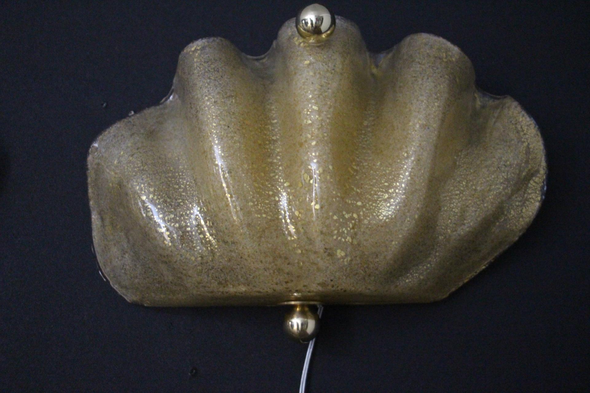 Pareja de Apliques en Forma de Concha de Cristal de Murano Dorado en venta 3
