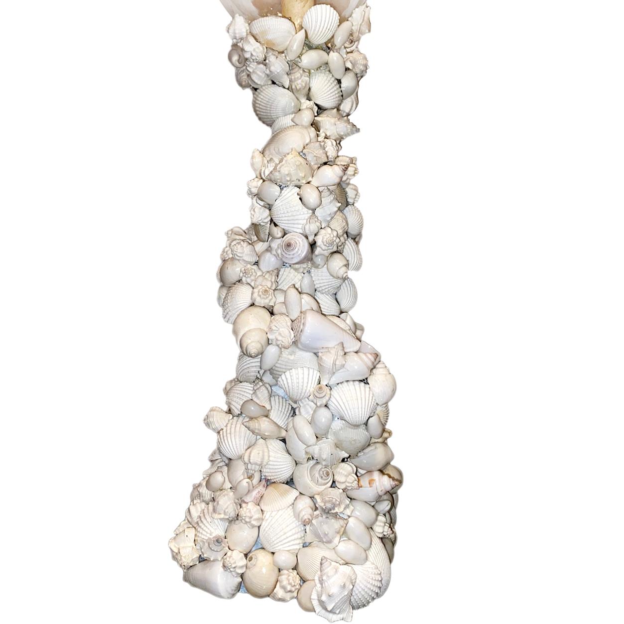 Dépoli Paire de lampes de table en forme de coquillage avec abat-jour en verre en vente