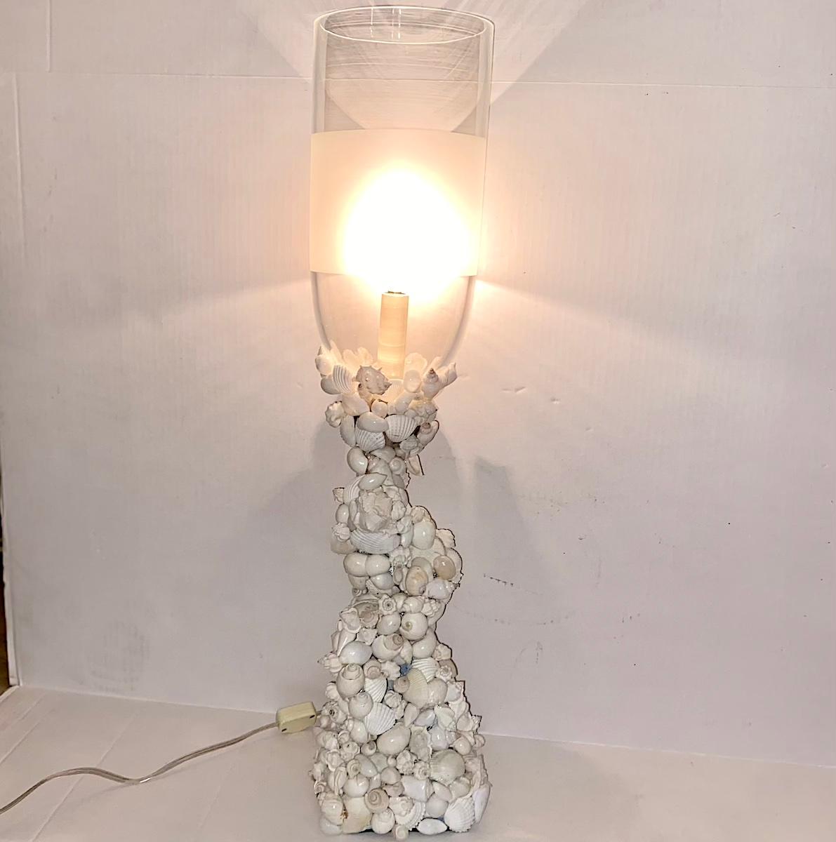 Milieu du XXe siècle Paire de lampes de table en forme de coquillage avec abat-jour en verre en vente