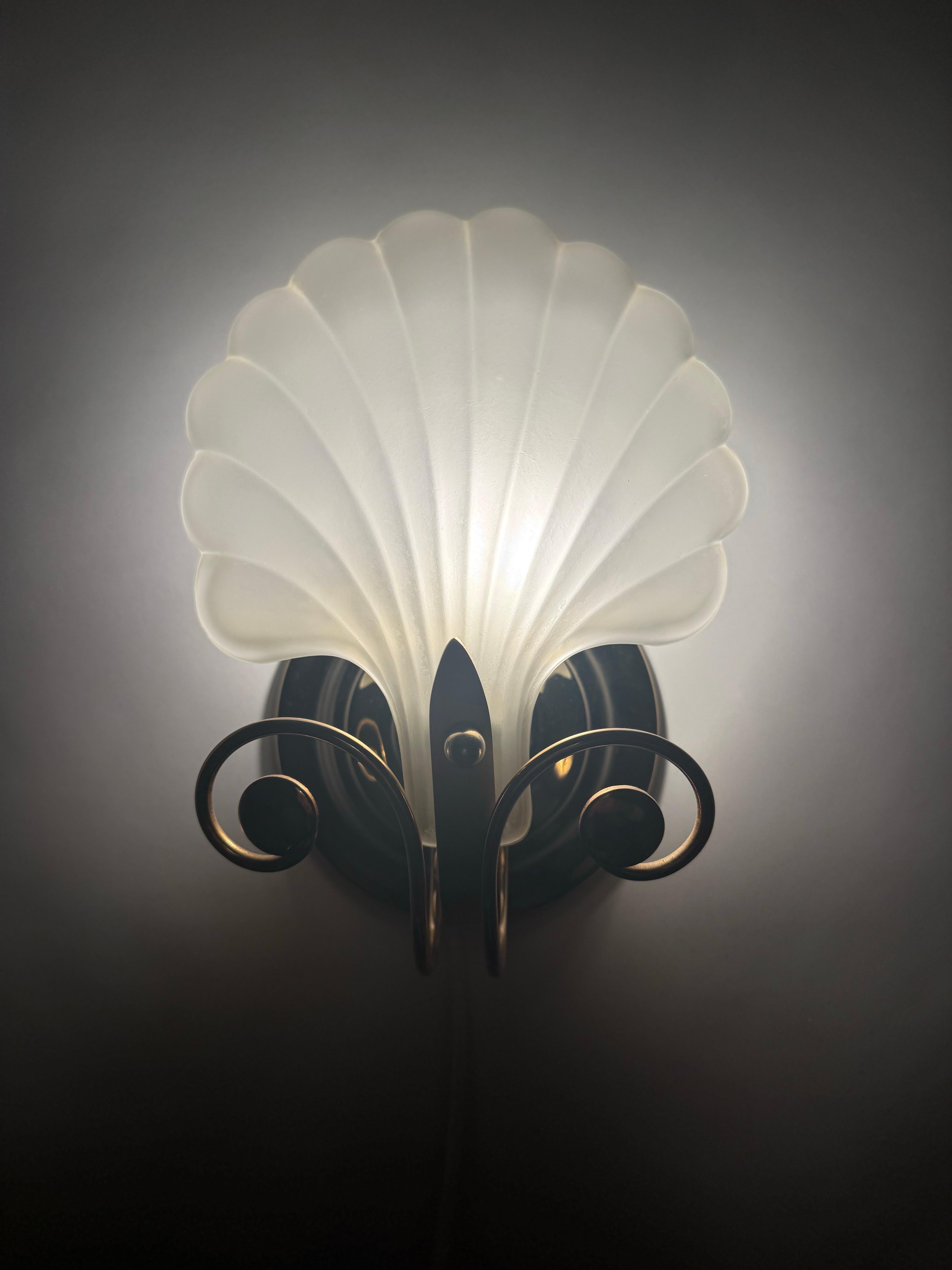Hollywood Regency Coppia di lampade da parete a conchiglia di Deknudt, anni '80, Belgio. in vendita