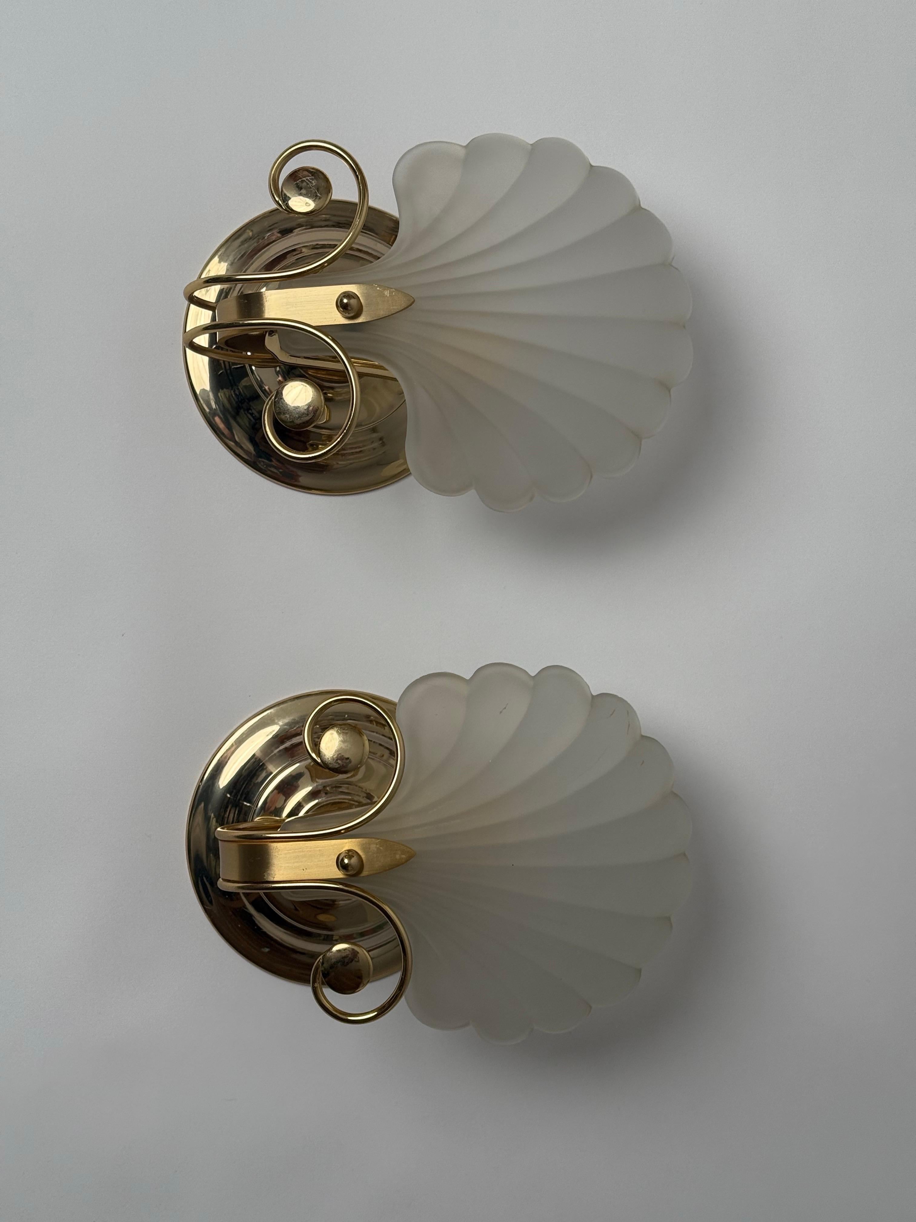 Belga Coppia di lampade da parete a conchiglia di Deknudt, anni '80, Belgio. in vendita
