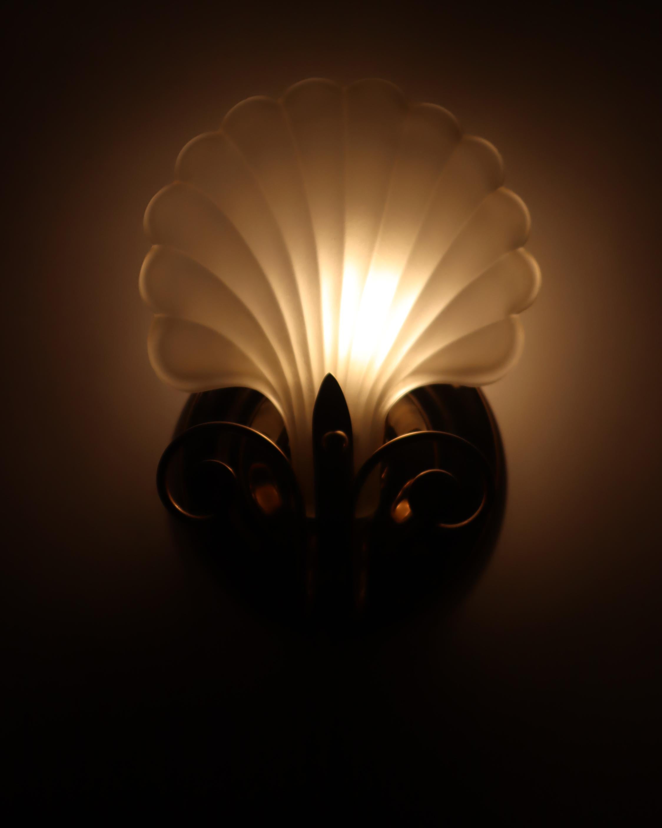 Placcato oro Coppia di lampade da parete a conchiglia di Deknudt, anni '80, Belgio. in vendita