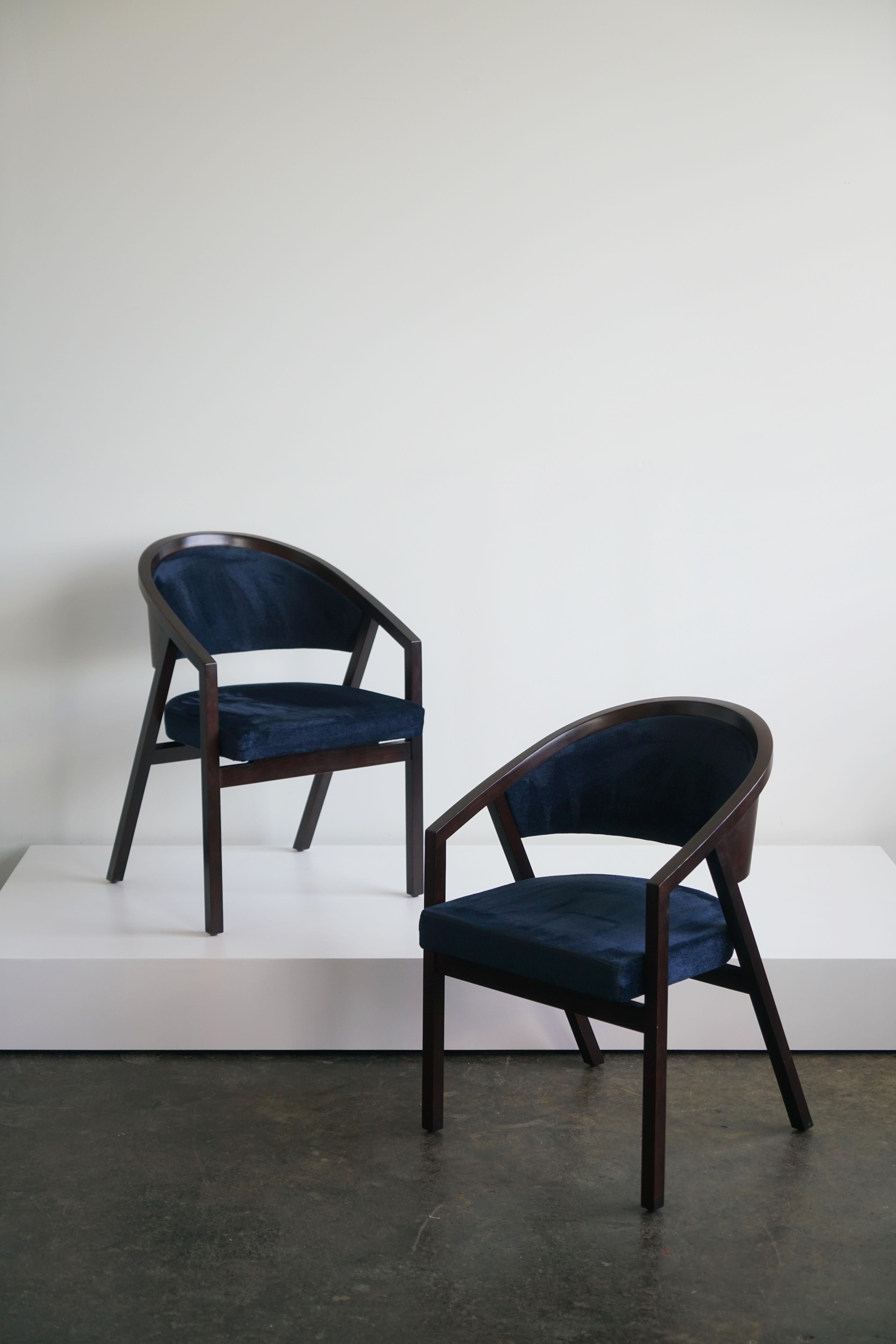 Ein Paar Shelton Mindel Stühle für Knoll, 2006.

Lackiertes Holz, Mohair.

Knoll-Plakette und Papierlabel auf der Unterseite.

Maße: 22 