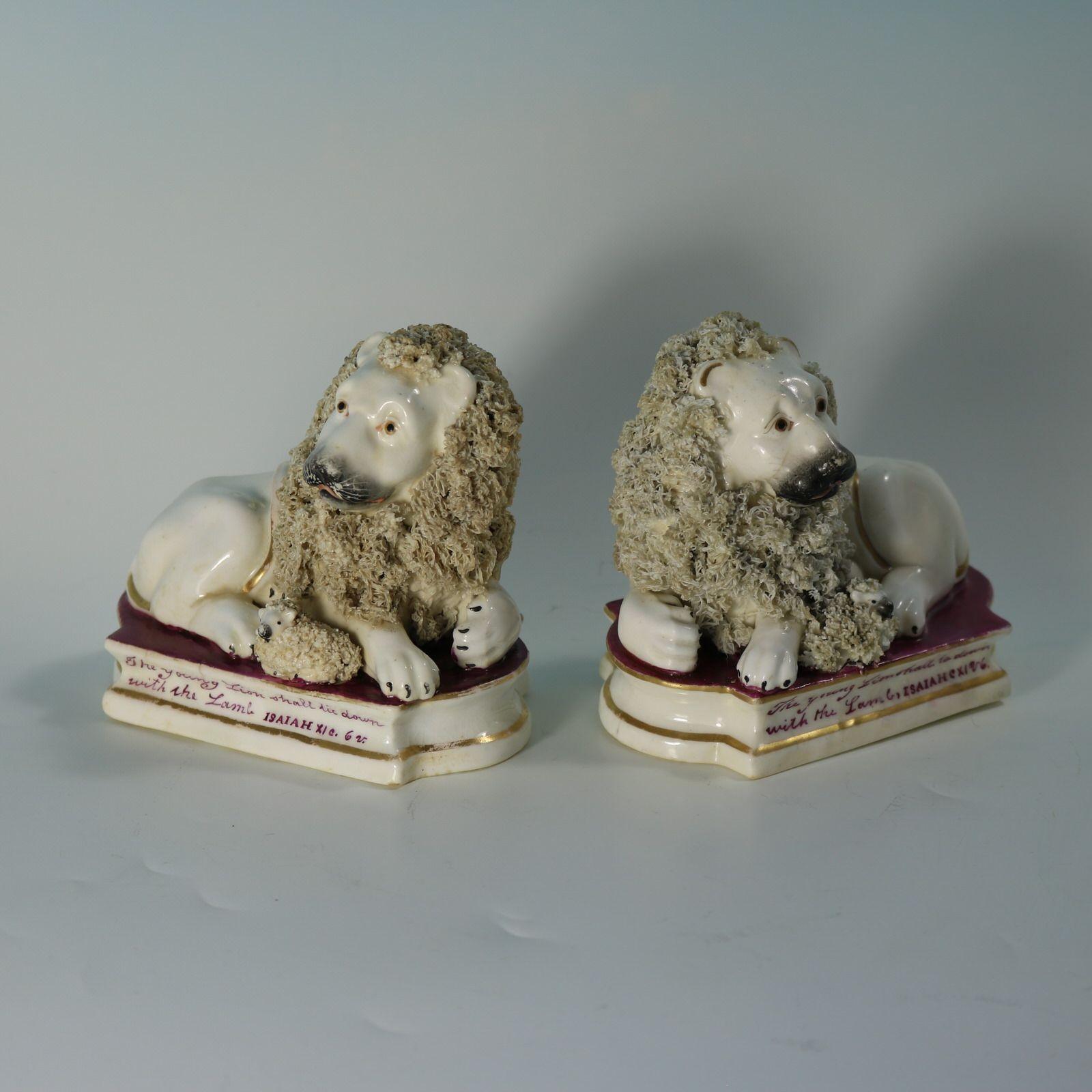 Coppia di figure in ceramica di Shelton Staffordshire con un leone e un agnello, entrambi reclinati su una base sagomata. La coda del leone viene portata sulla schiena. Base titolata con stampa a trasferimento in viola che recita 'Il giovane Leone