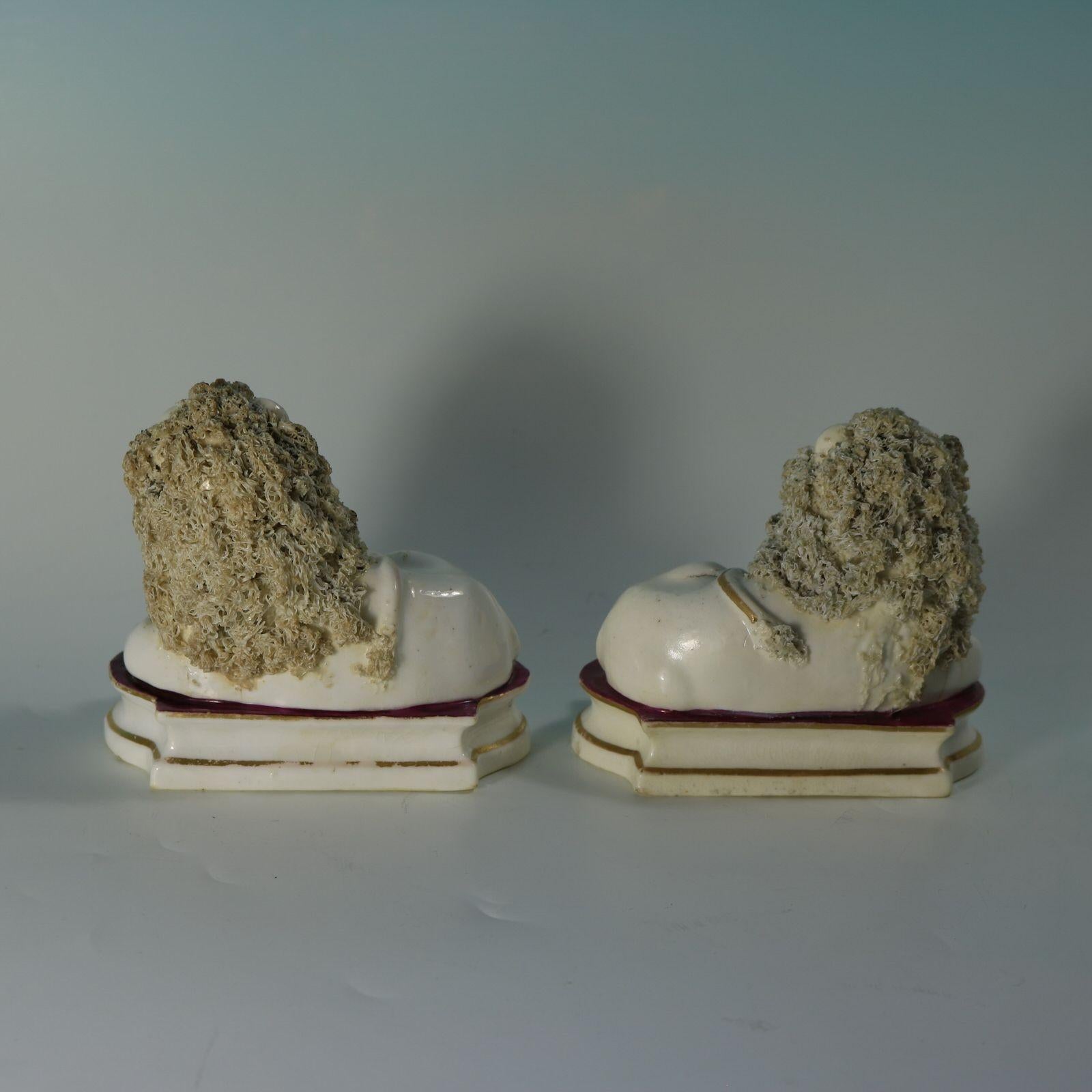 Cotto Coppia di figure di leoni e agnelli dello Staffordshire di Shelton in vendita