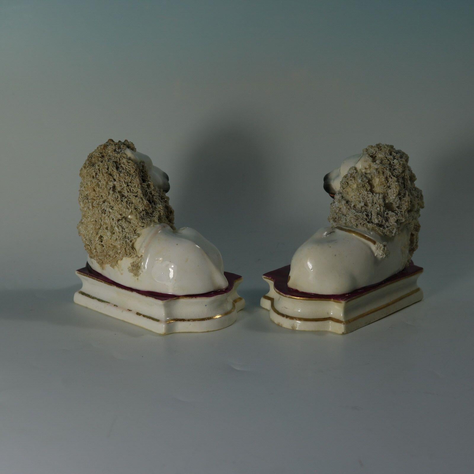 Coppia di figure di leoni e agnelli dello Staffordshire di Shelton in vendita 1
