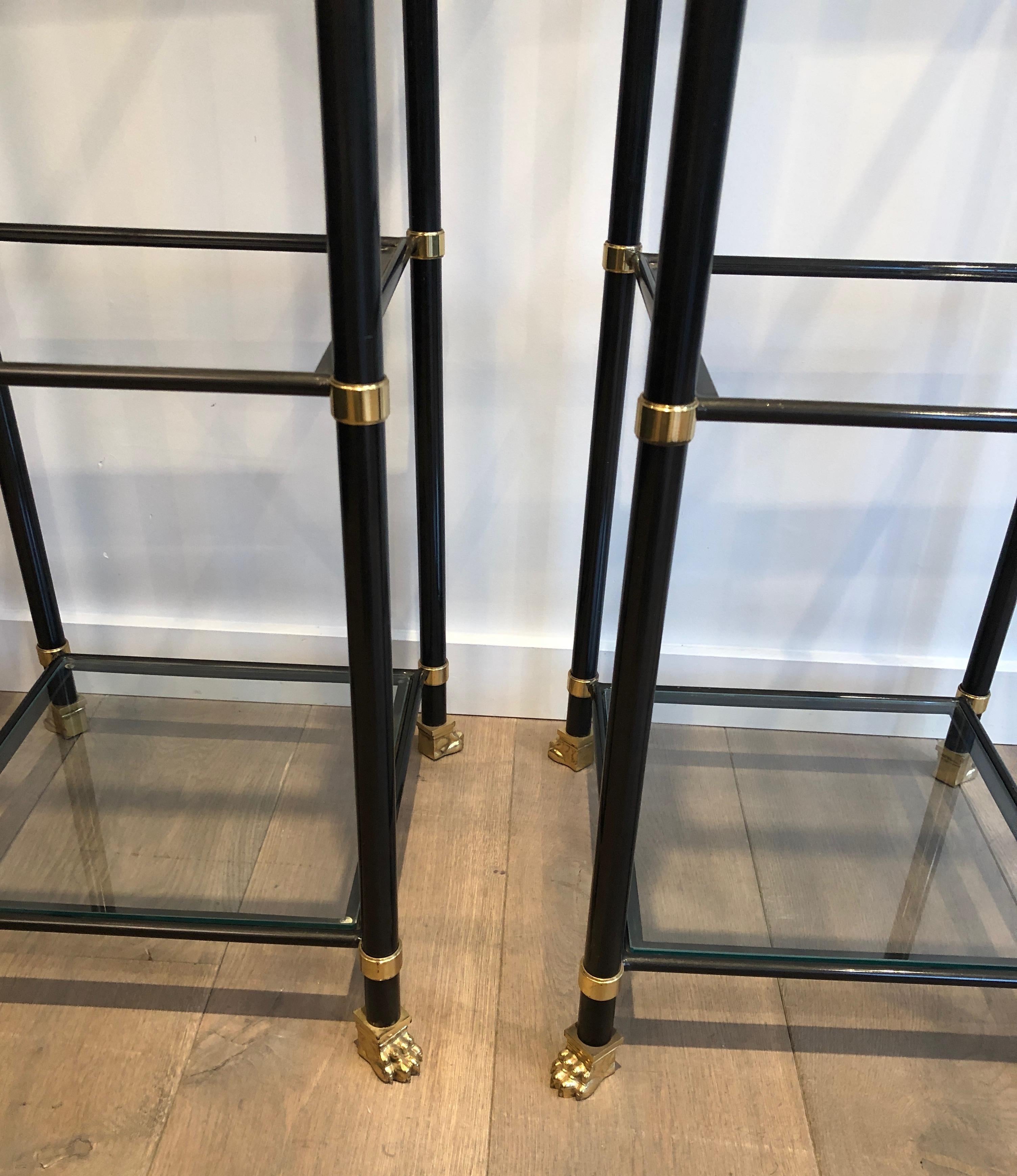 Paire d'étagères en métal laqué noir, laiton, verre et bronze avec pieds en forme de griffes en vente 7